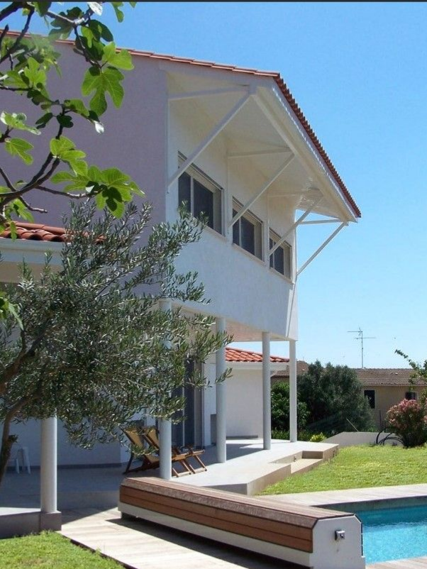 Maison blanche avec pergola et jardin méditerranéen
