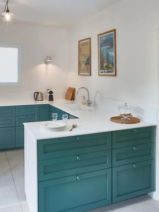 Chambre rénovée avec lavabo et tableaux muraux