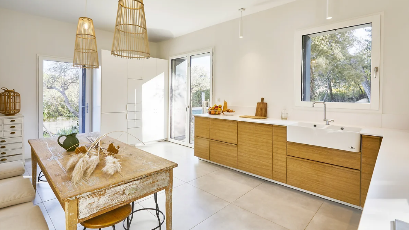 Cuisine rénovée avec table en bois et meubles modernes