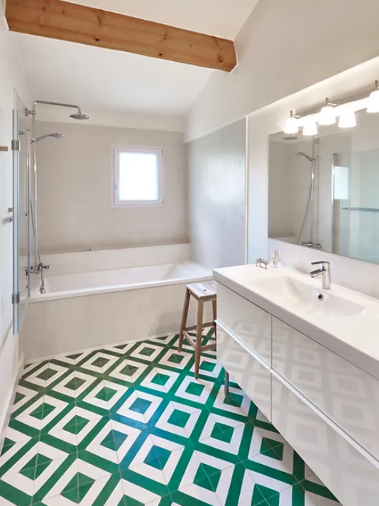 Salle de bains rénovée avec douche et baignoire sous comble