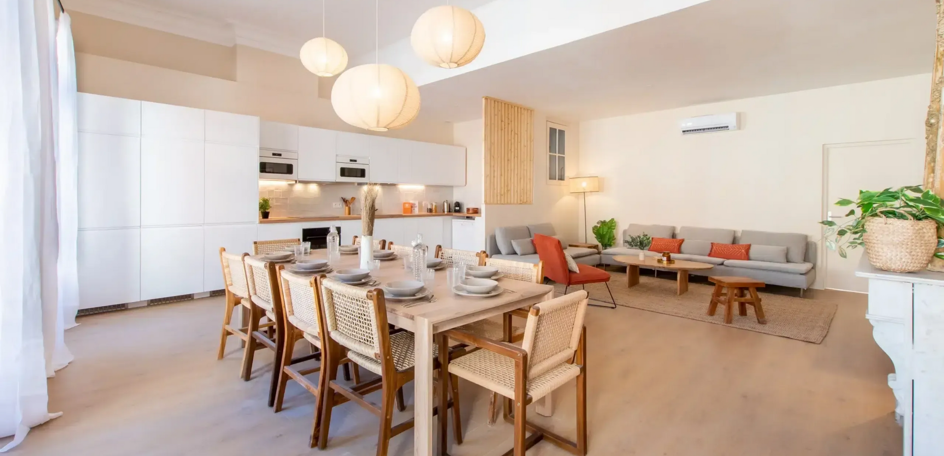 Salle à manger moderne avec table, chaises et salon ouvert