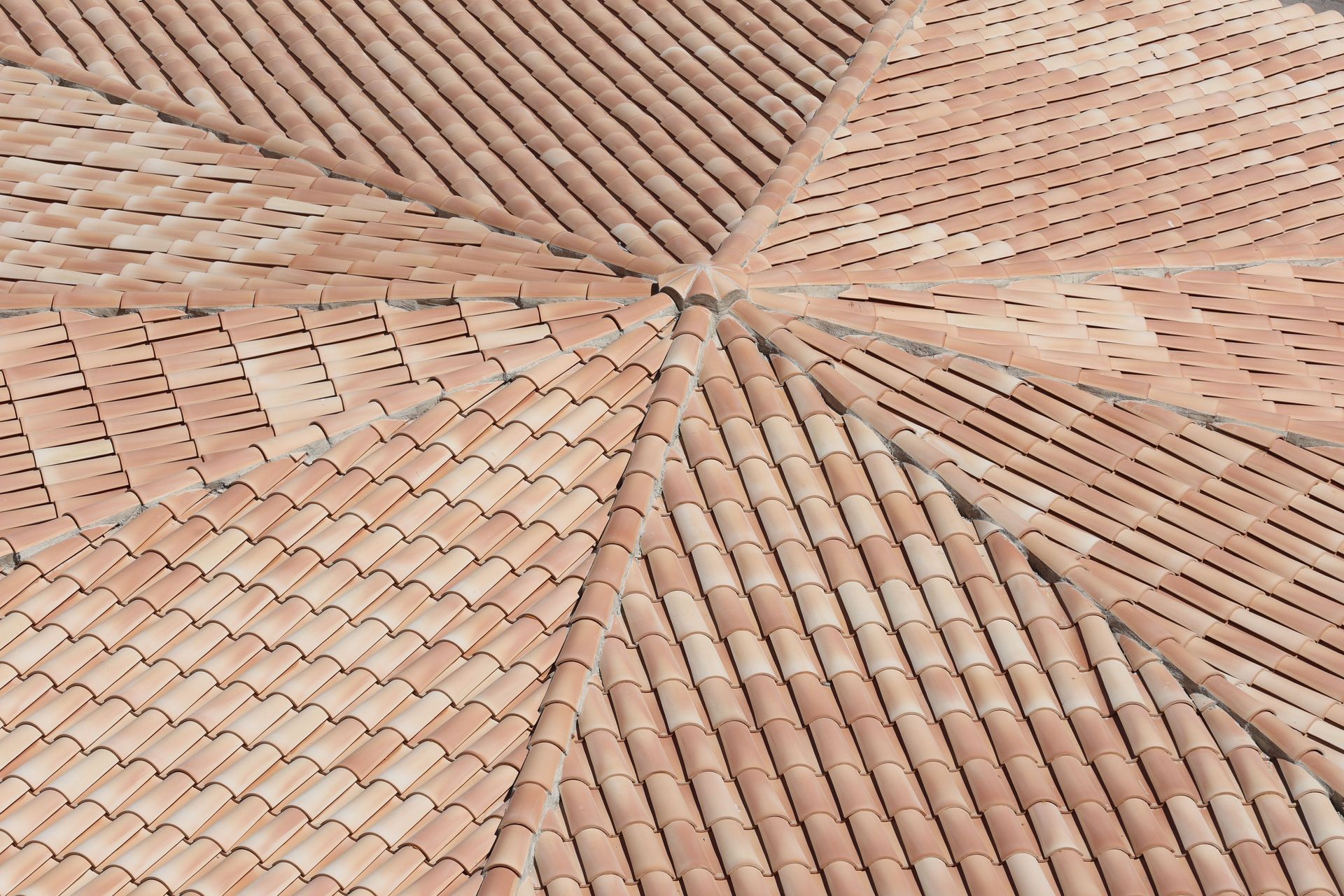 Pose de tuiles sur une charpente en bois