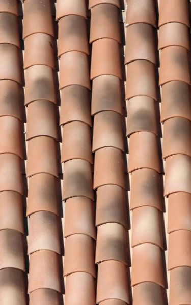 Toiture en tuiles avec échafaudage sous un ciel bleu