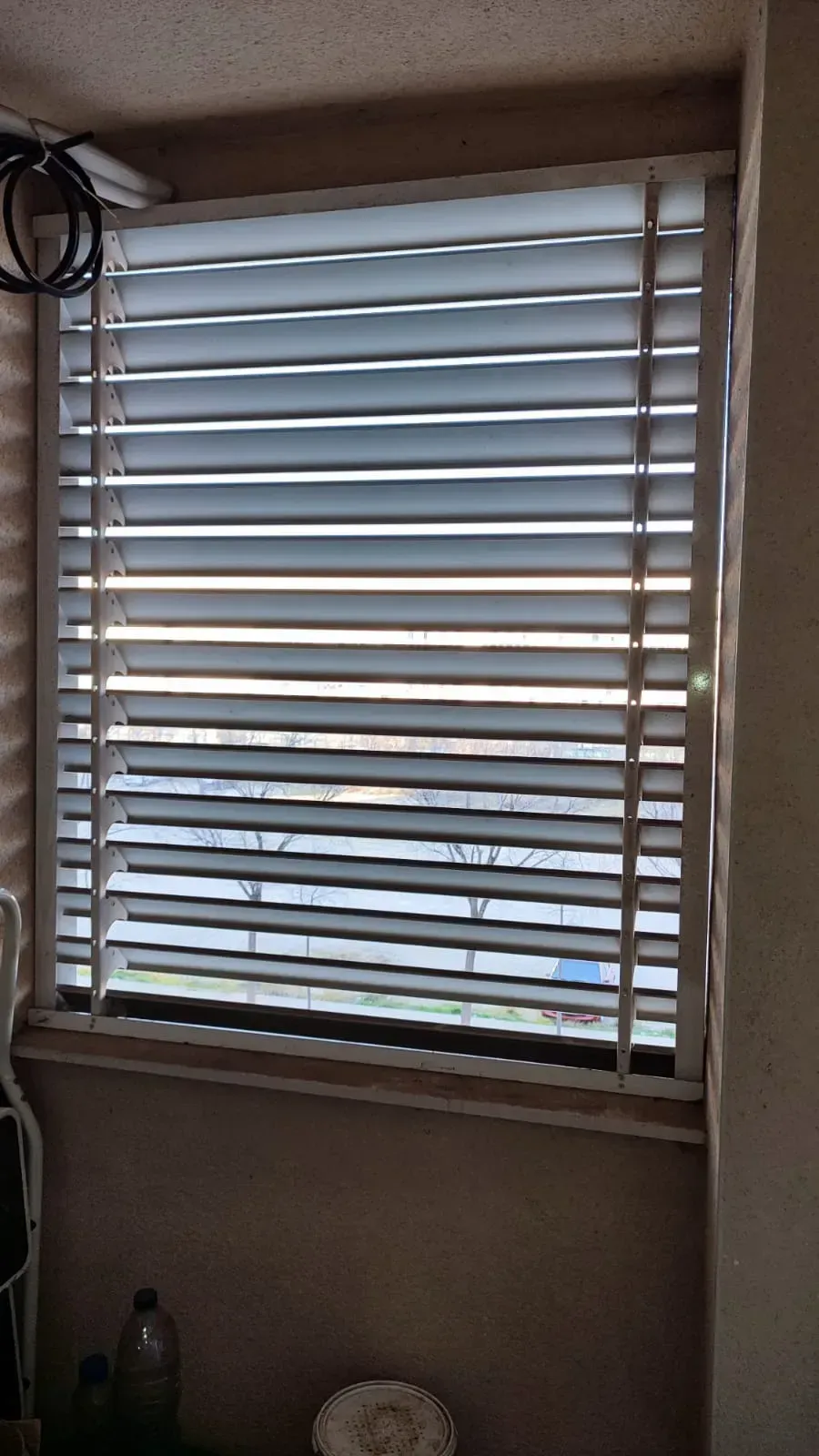 Una ventana con persianas en una habitación.