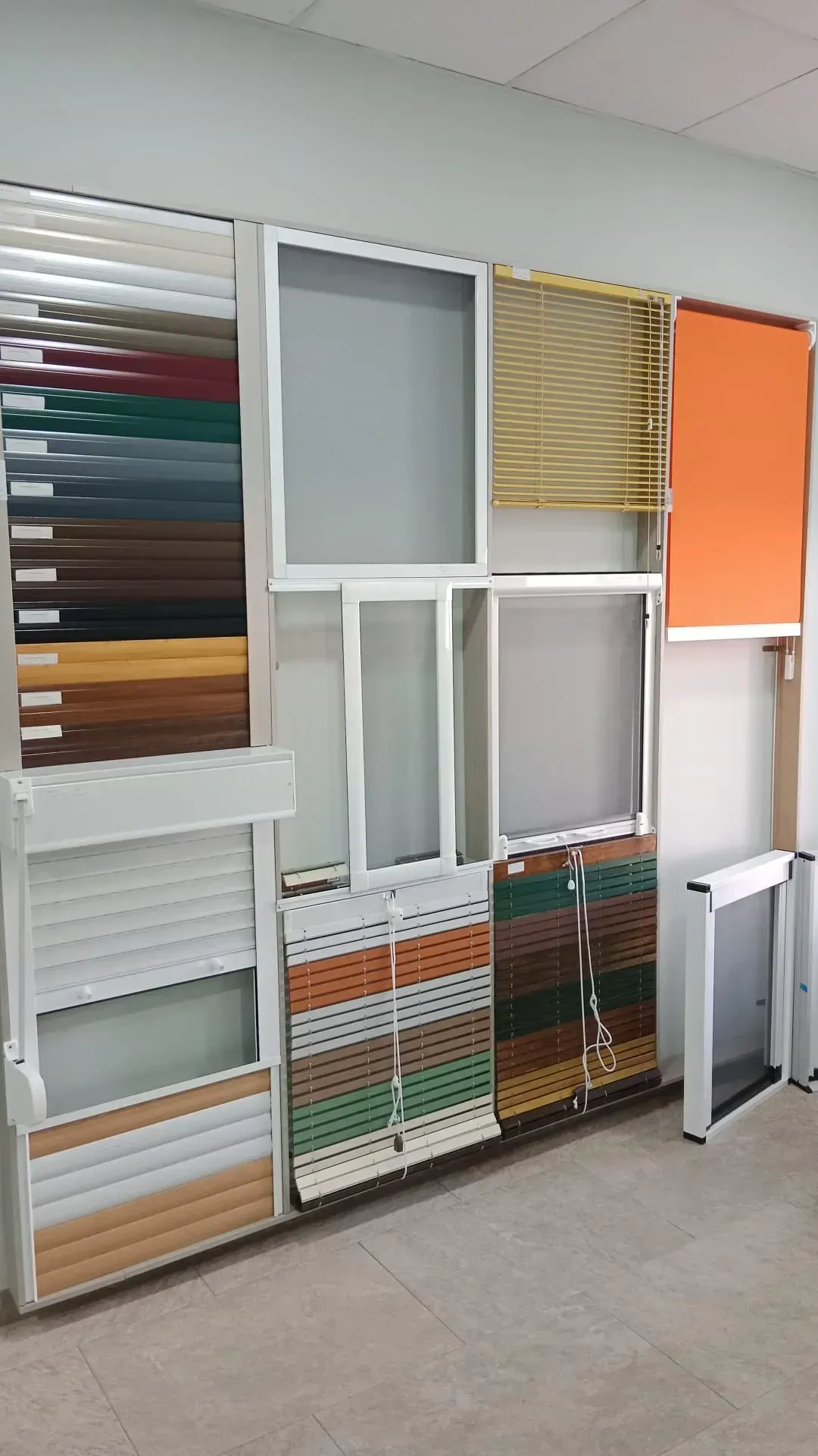 Hay muchos tipos diferentes de persianas en exhibición en esta sala.