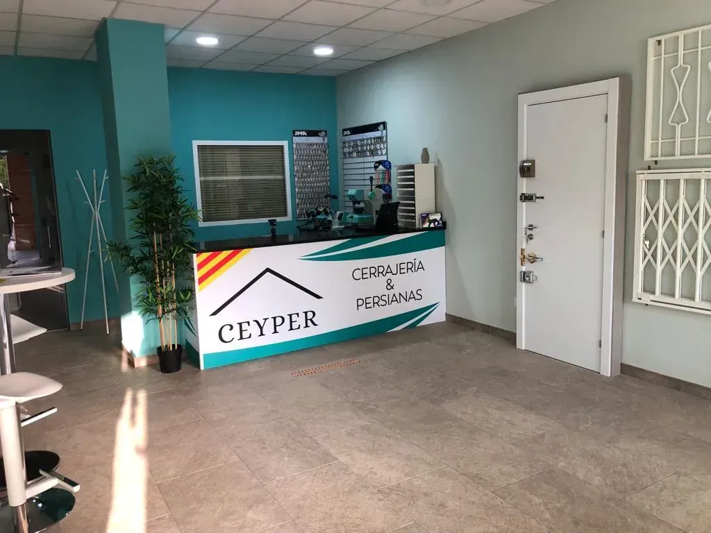 Una habitación con un mostrador que dice clipper.