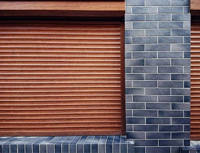 Una pared de ladrillos con una contraventana de madera encima