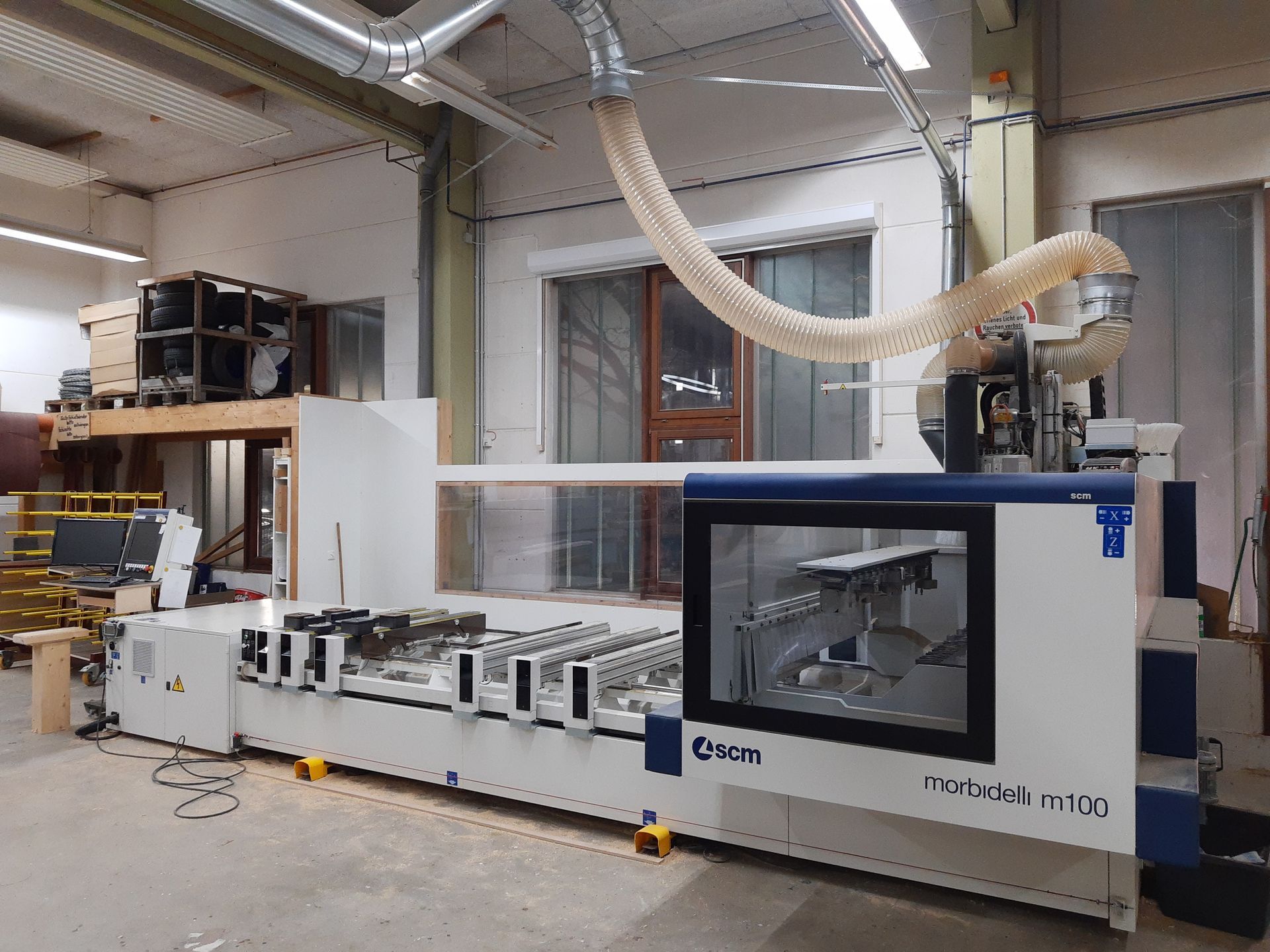 Eine große Maschine steht in einem Raum in einer Fabrik.