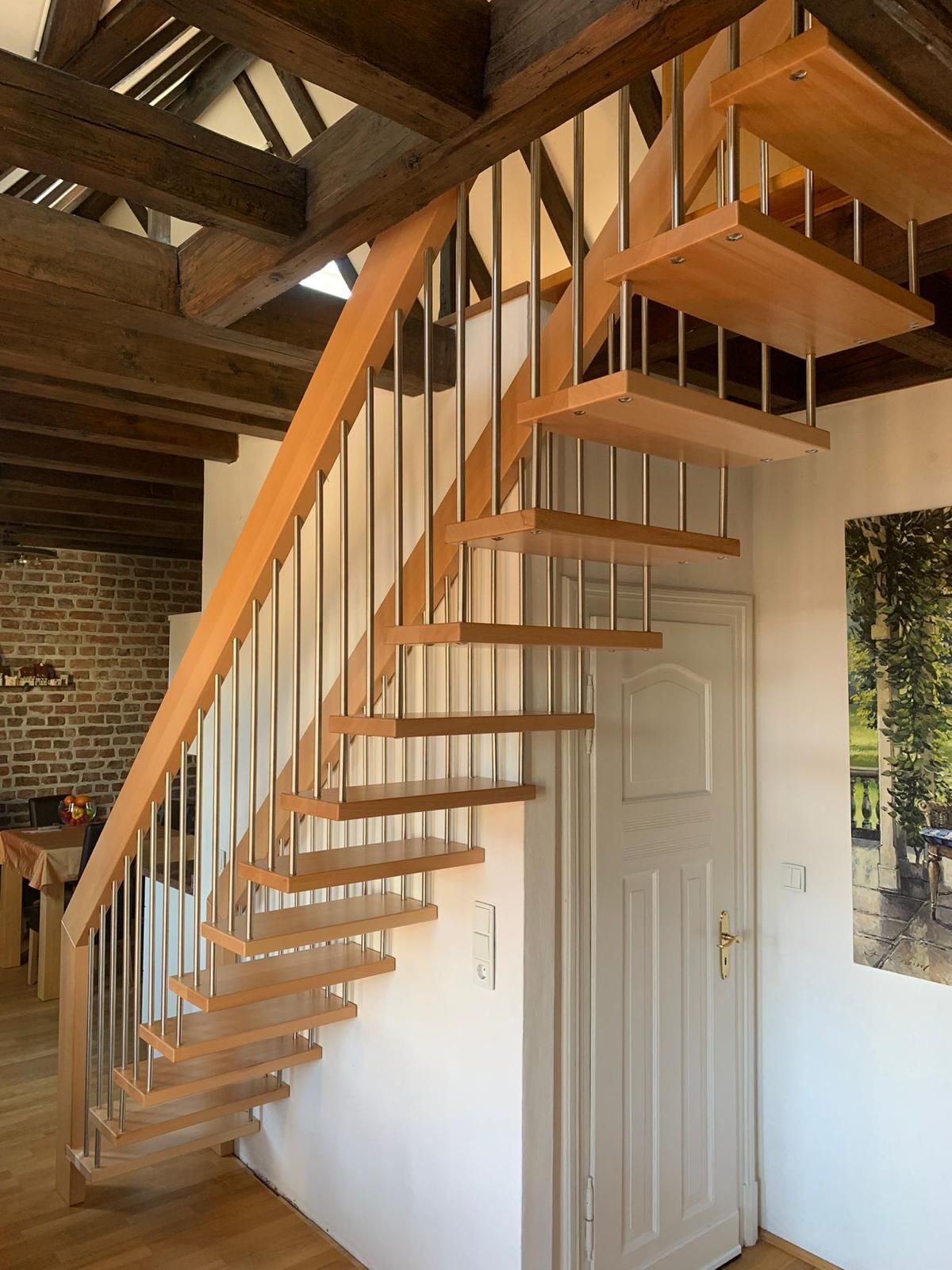 Eine Holztreppe führt in den zweiten Stock eines Hauses