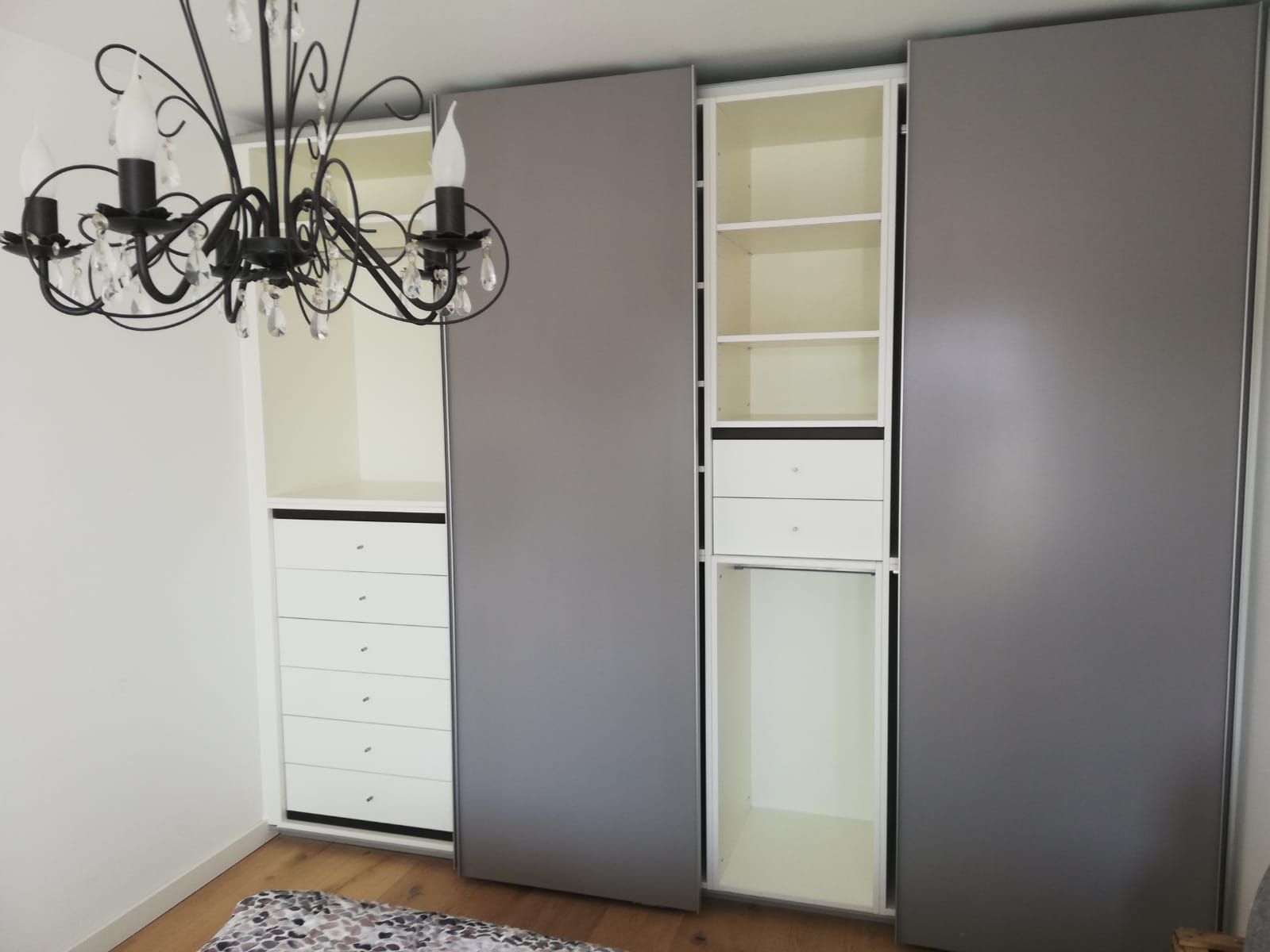 Eine Küche mit Spüle und Regalen unter einer Treppe