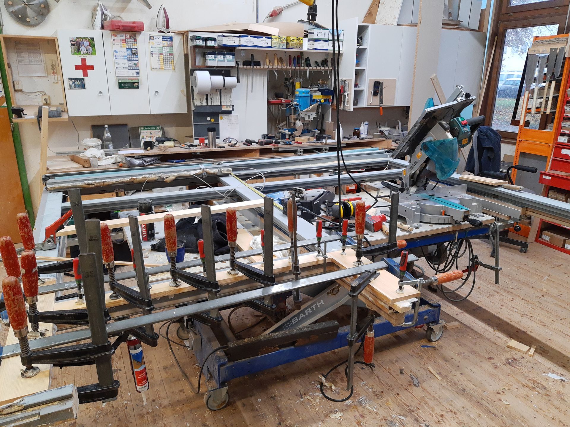 Eine Holzwerkstatt mit vielen Werkzeugen und Maschinen