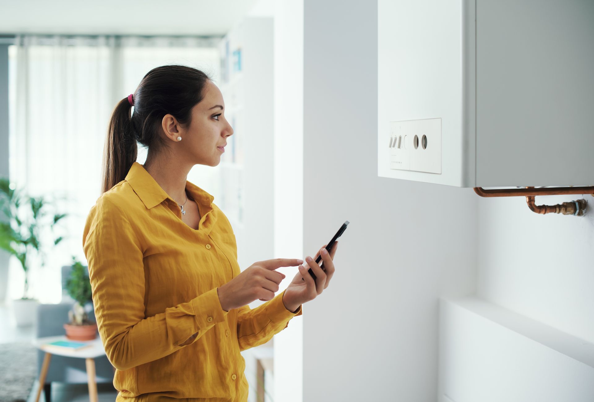 Une femme règle par téléphone un chauffe-eau