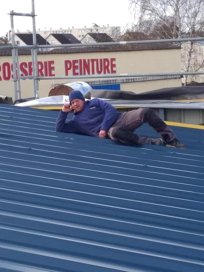 Couvreur sur un toit en fibrociment