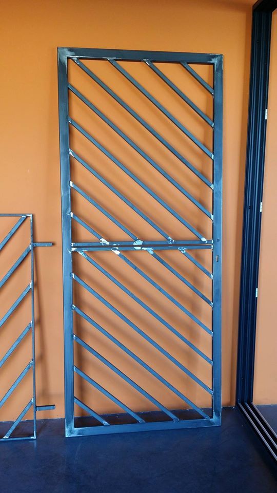 Pose de porte en acier