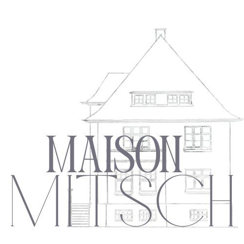Logo: „MAISON MITSCH“-Text in Grau vor einer Strichzeichnung eines zweistöckigen Hauses.