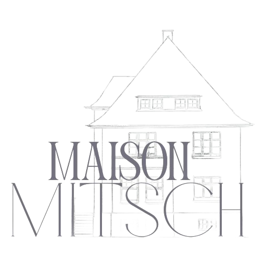 MAISON MITSCH-Logo mit einer architektonischen Zeichnung eines Hauses in Grau.