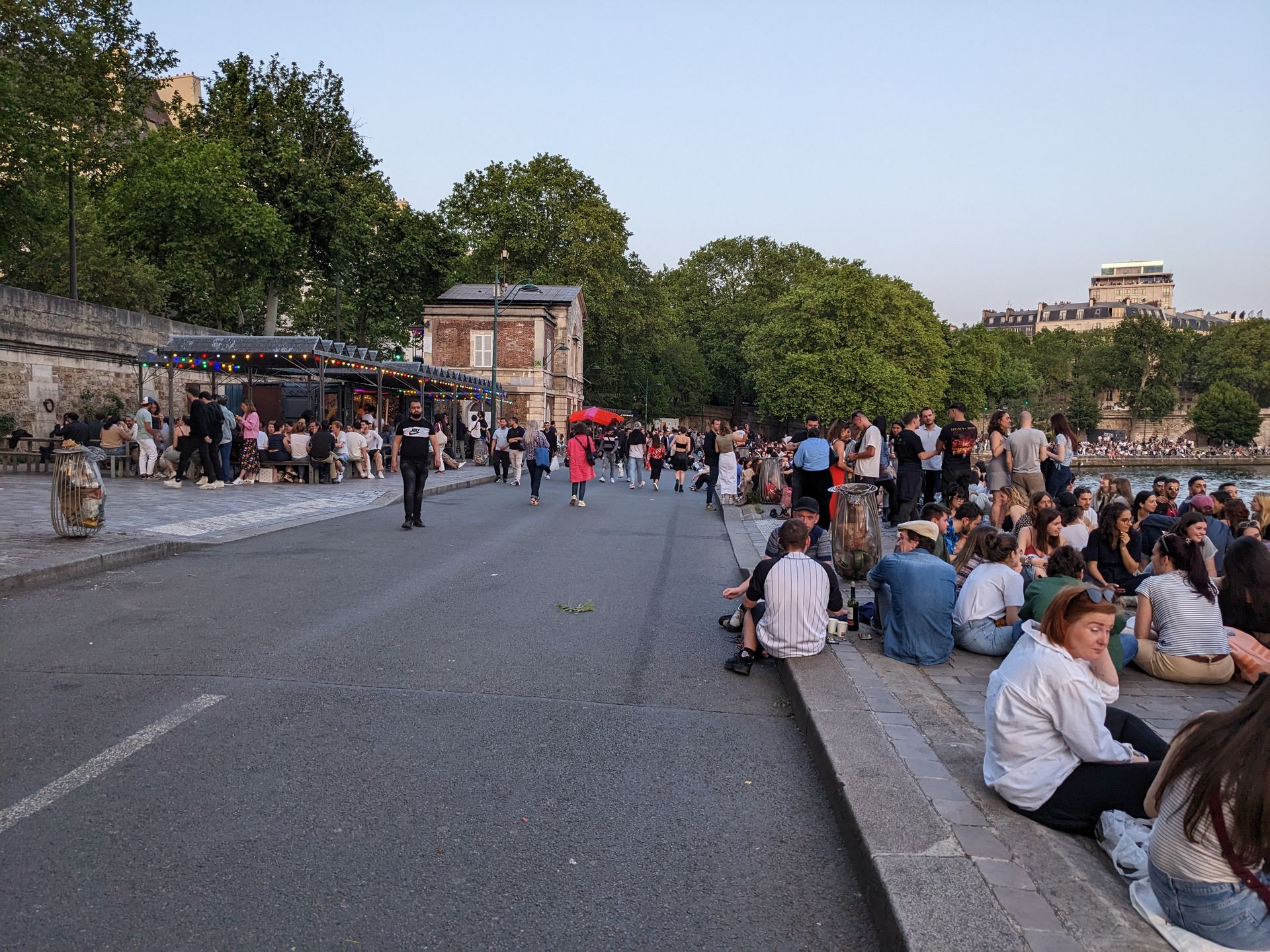 Seine-Ufer im Sommer mit vielen Menschen.
