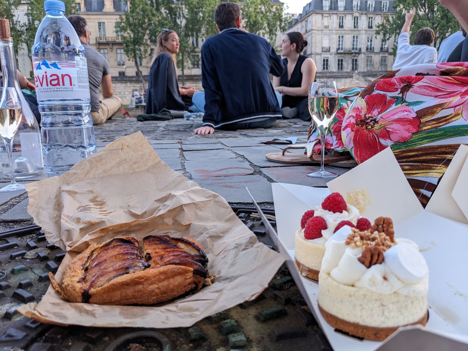 Tarte au pomme und Törtchen auf dem Steinboden am Seine-Ufer.