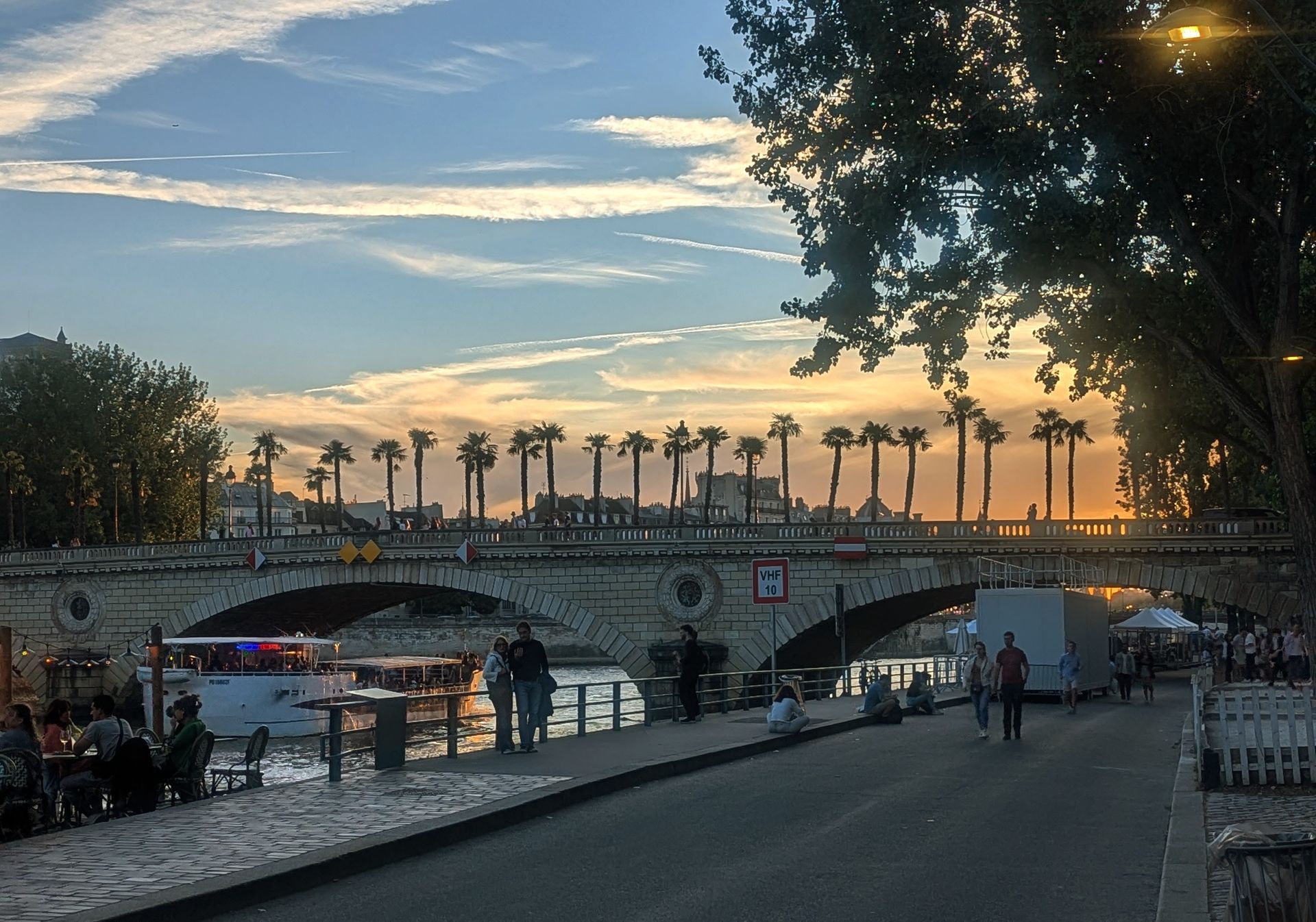 Seine-Ufer mit Blick auf Pont Marie und dem Sonnenuntergang.
