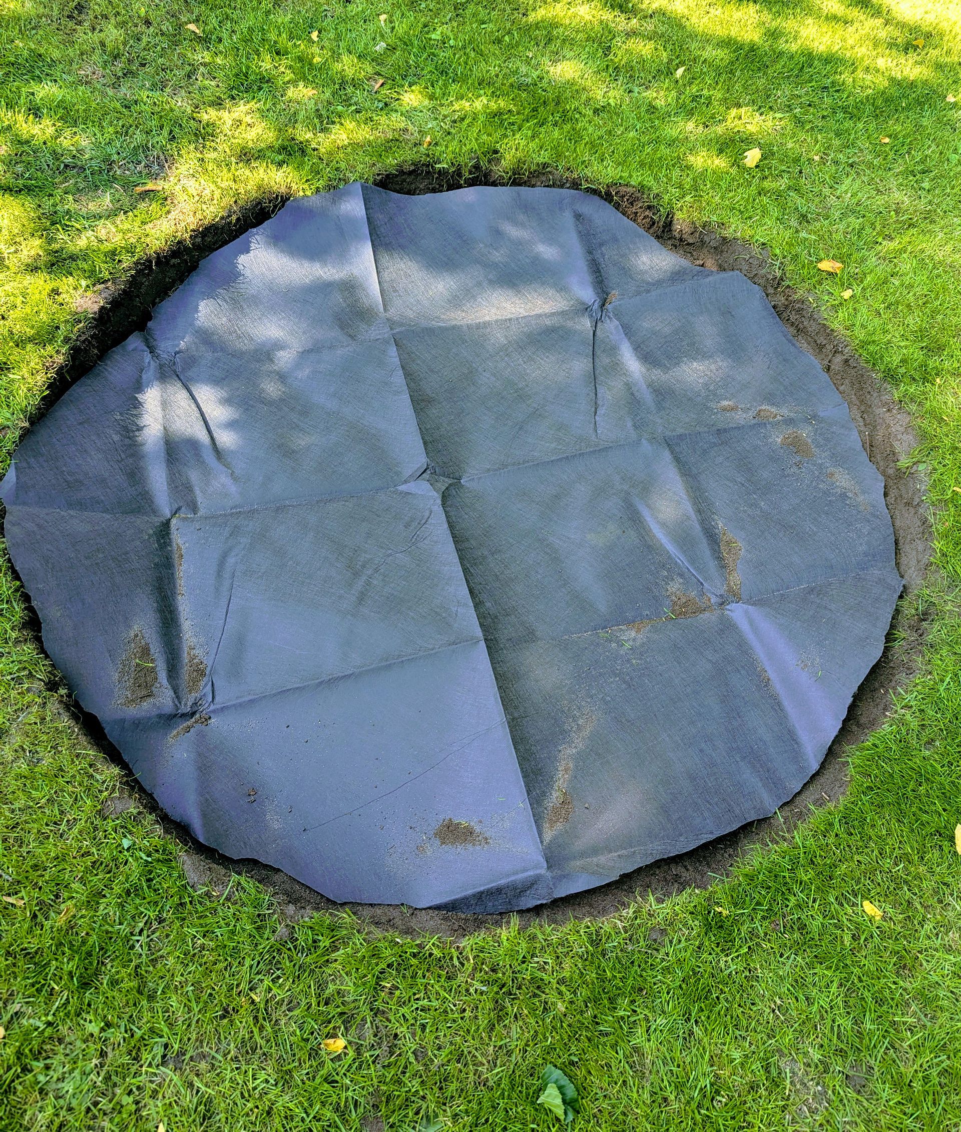 Rundes Loch mit Gartenvlies