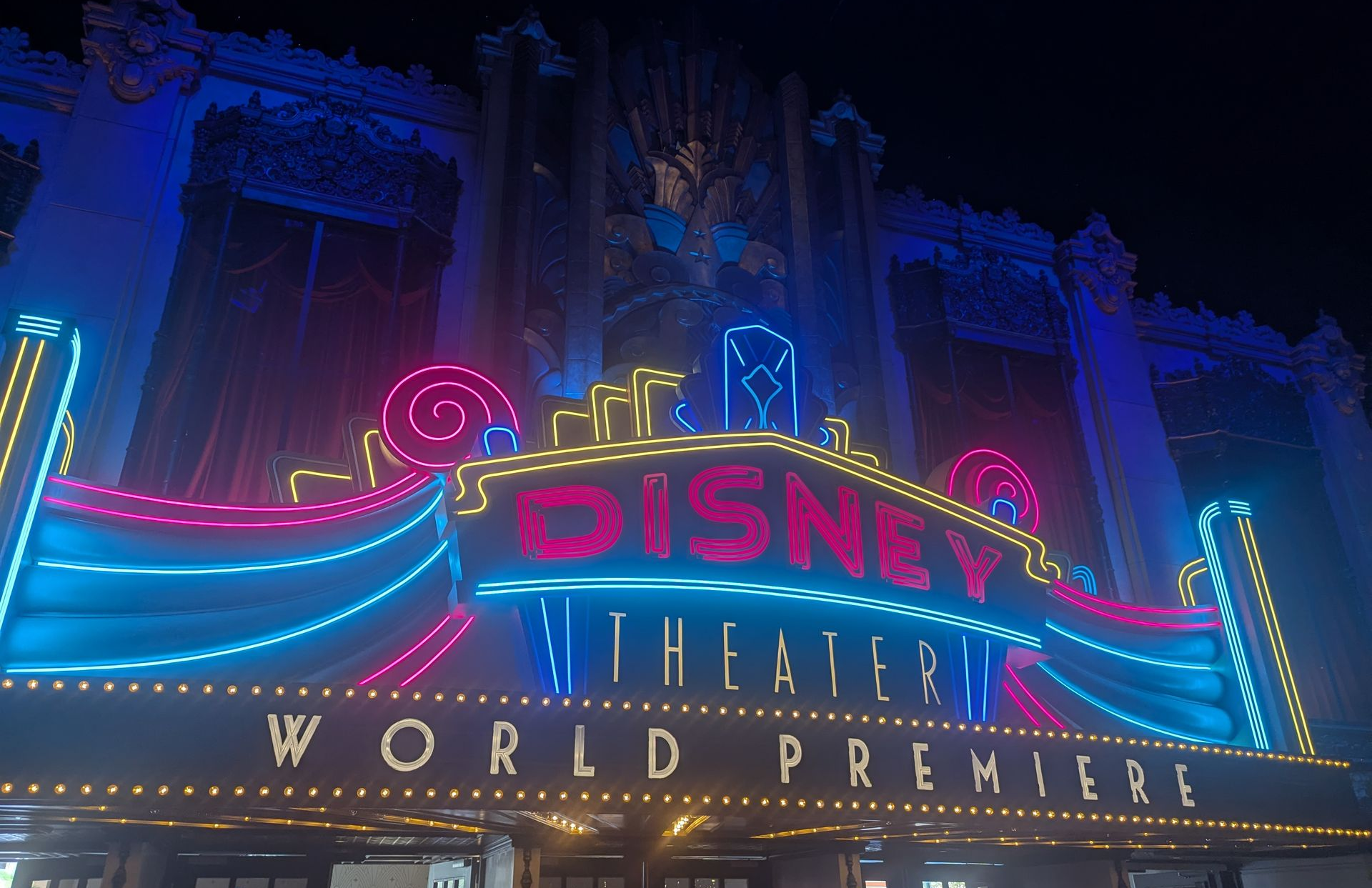 Schriftzug im Eingangsbereich zum Disney Adventure World.