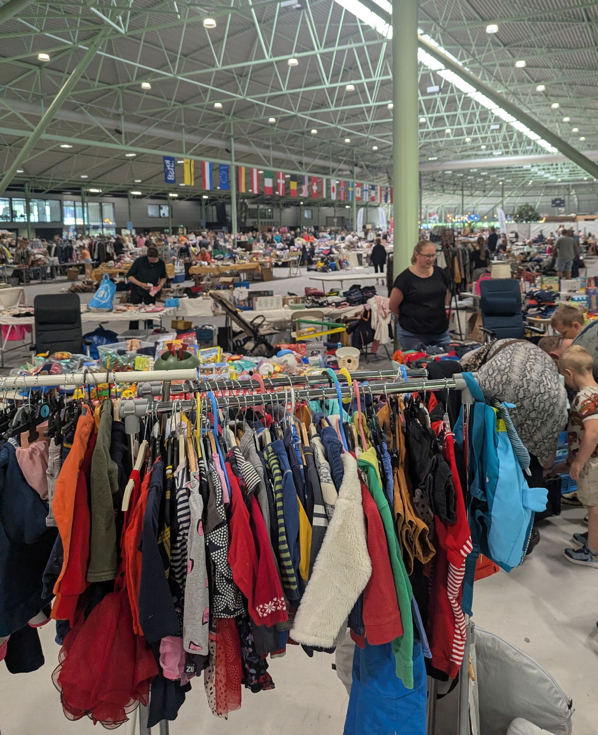 Flohmarkthalle mit mehreren Kleiderständern