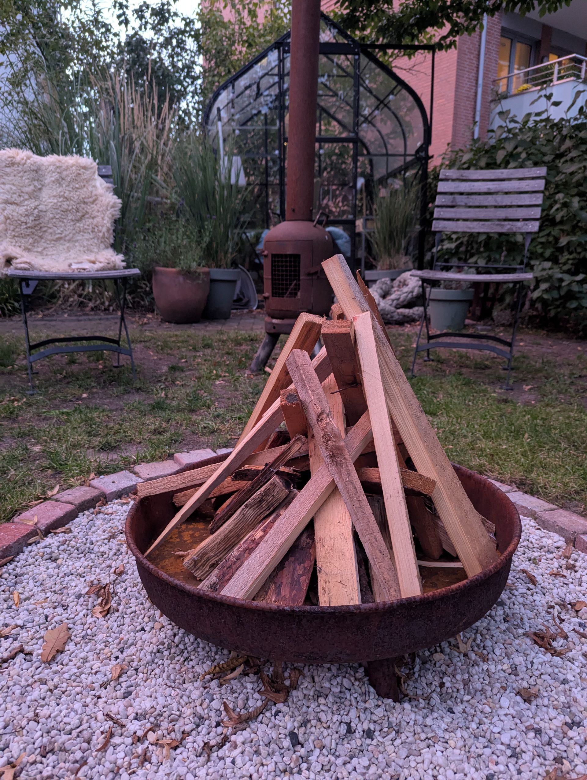 Eine Runde Feuerschale mit Brennholz