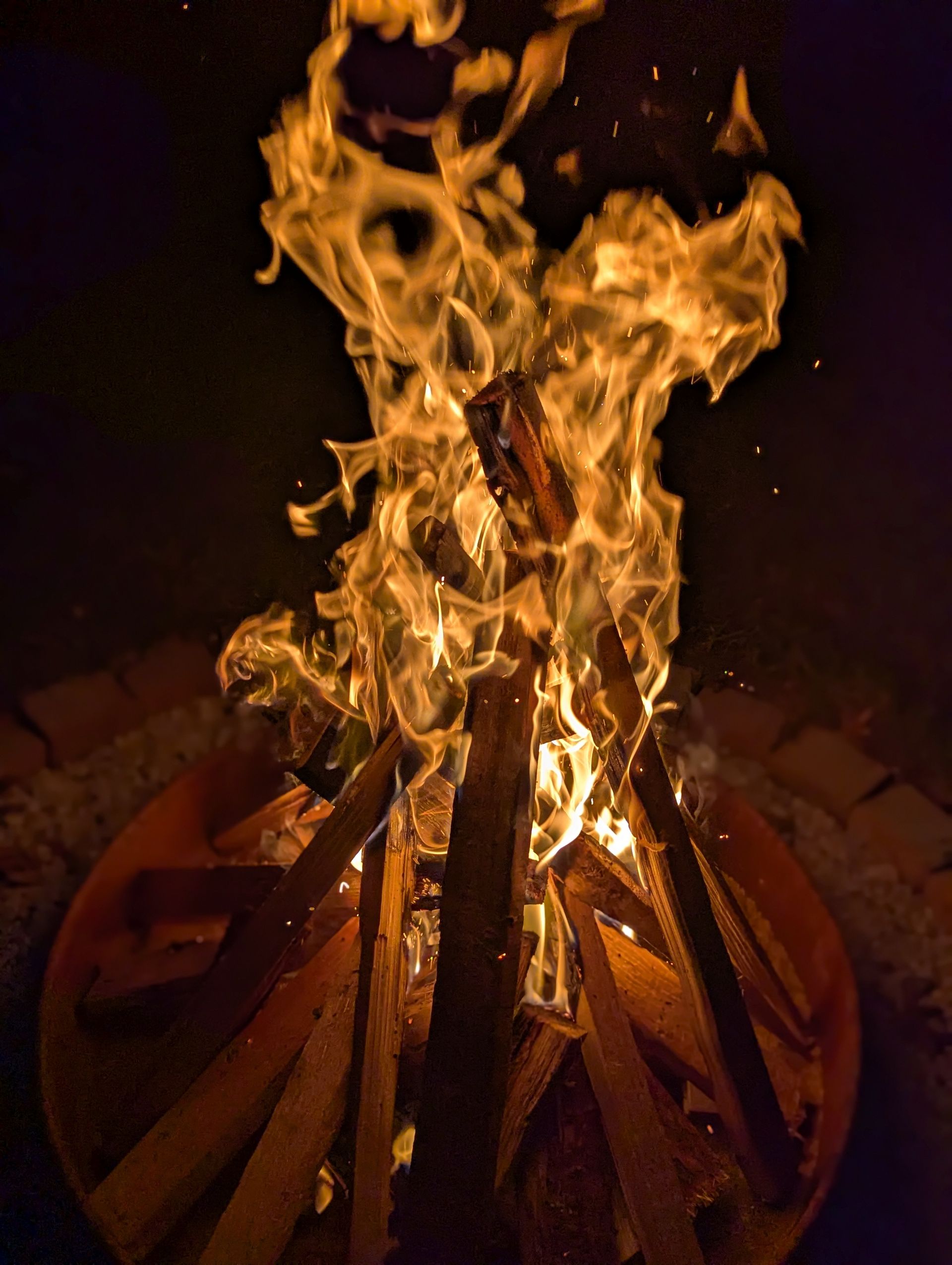 Brennendes Feuer in der Feuerschale