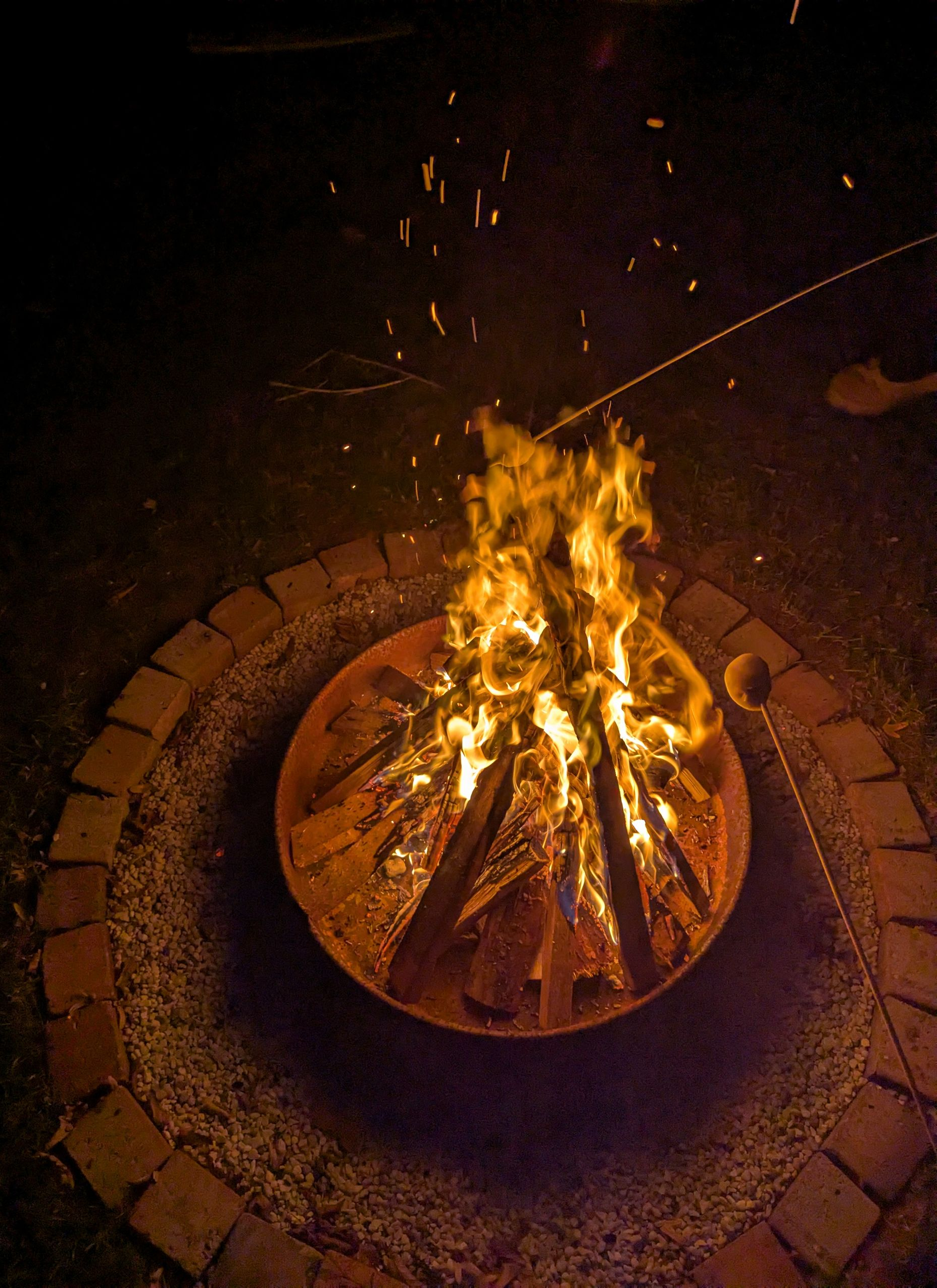 Brennendes Feuer in einer runden Feuerschale.