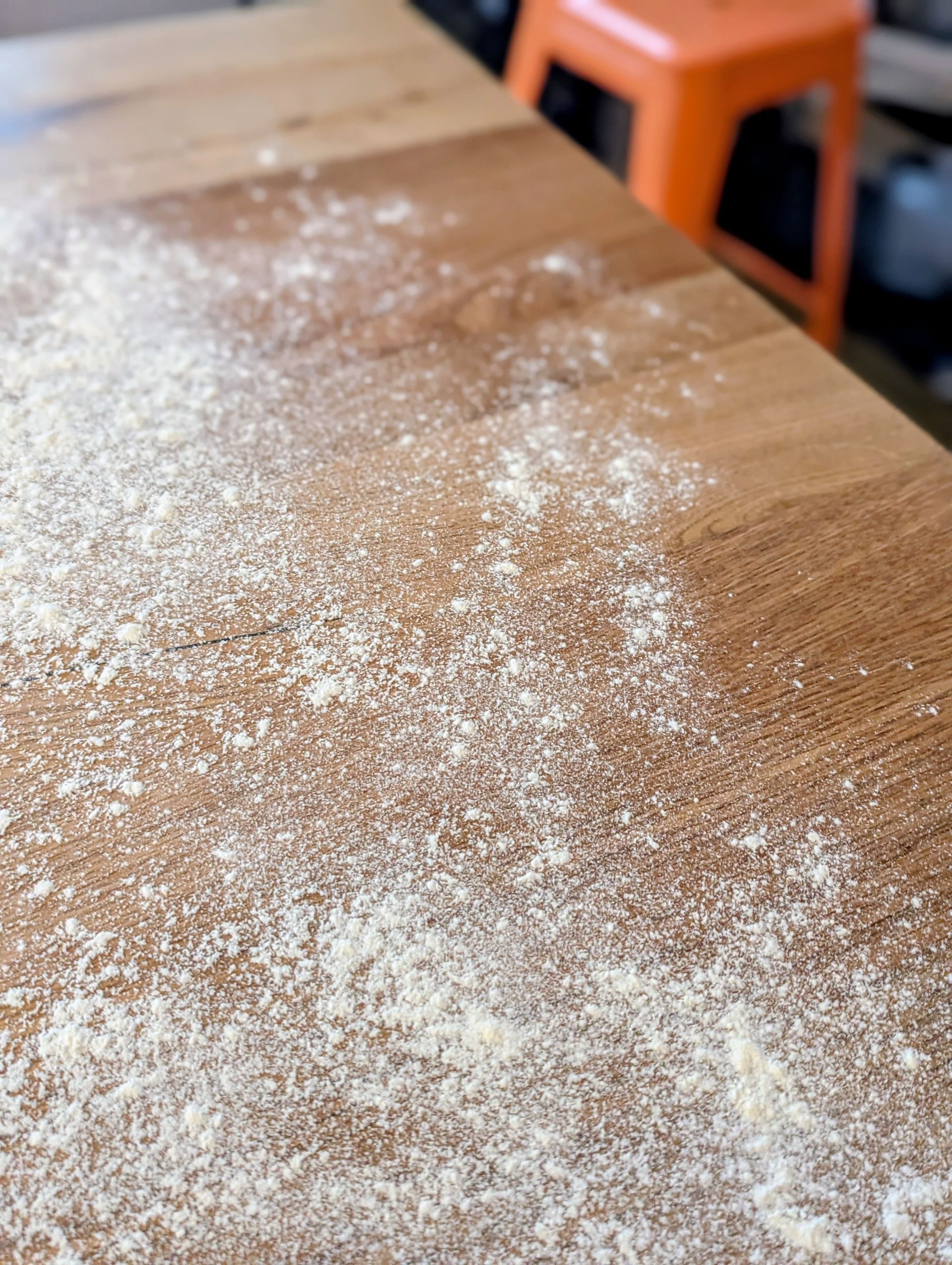 Bemehlte Arbeitsfläche