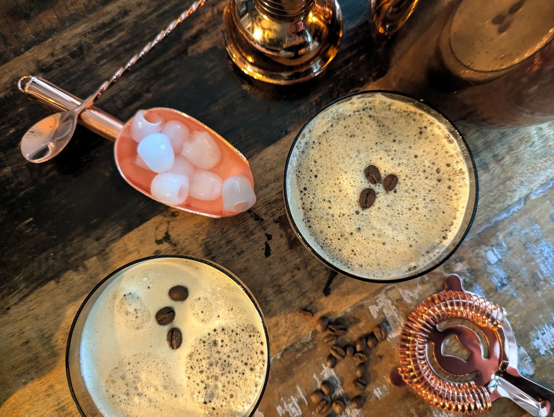 Zwei Espresso Martini. Löffel mit Eiswürfel.