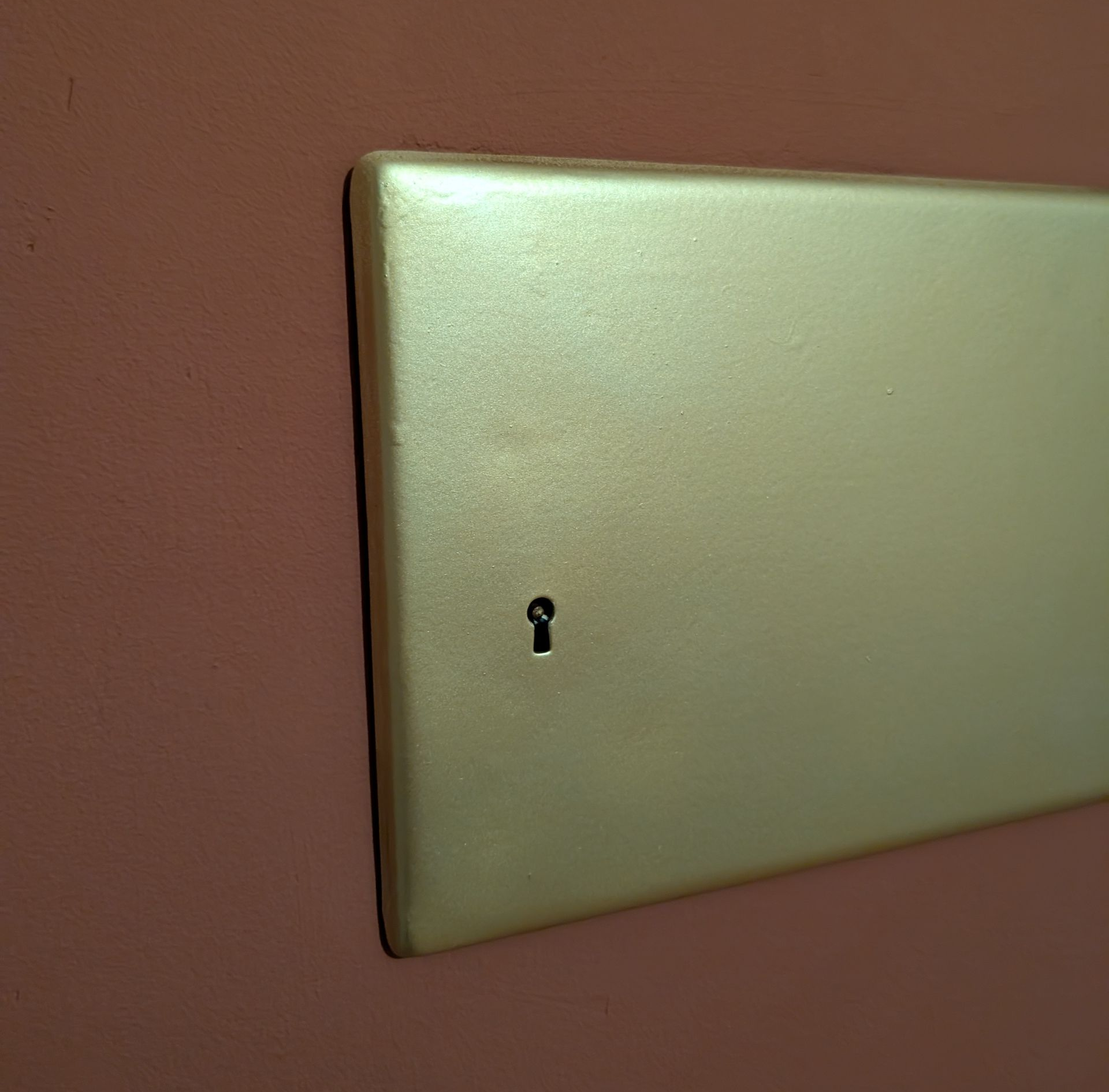 Sicherheitskasten gold besprüht