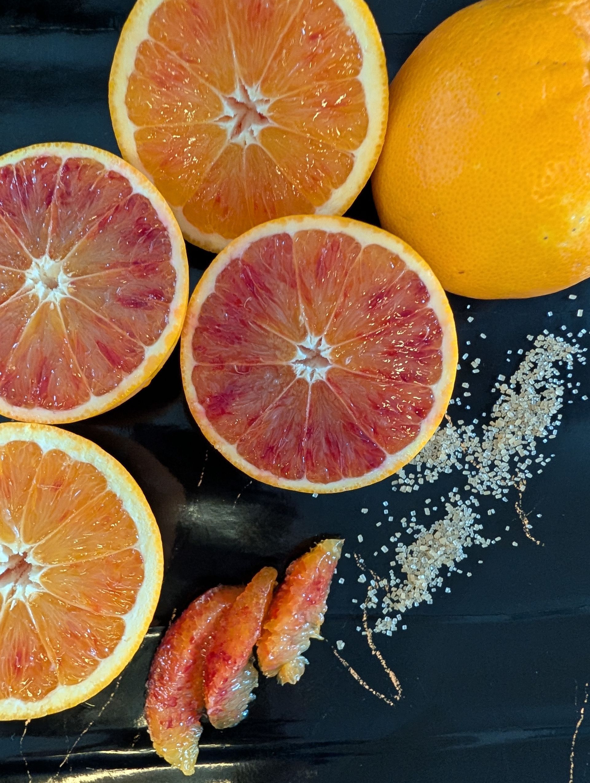 halbierte Blutoangen auf dunklem Hintergrund.