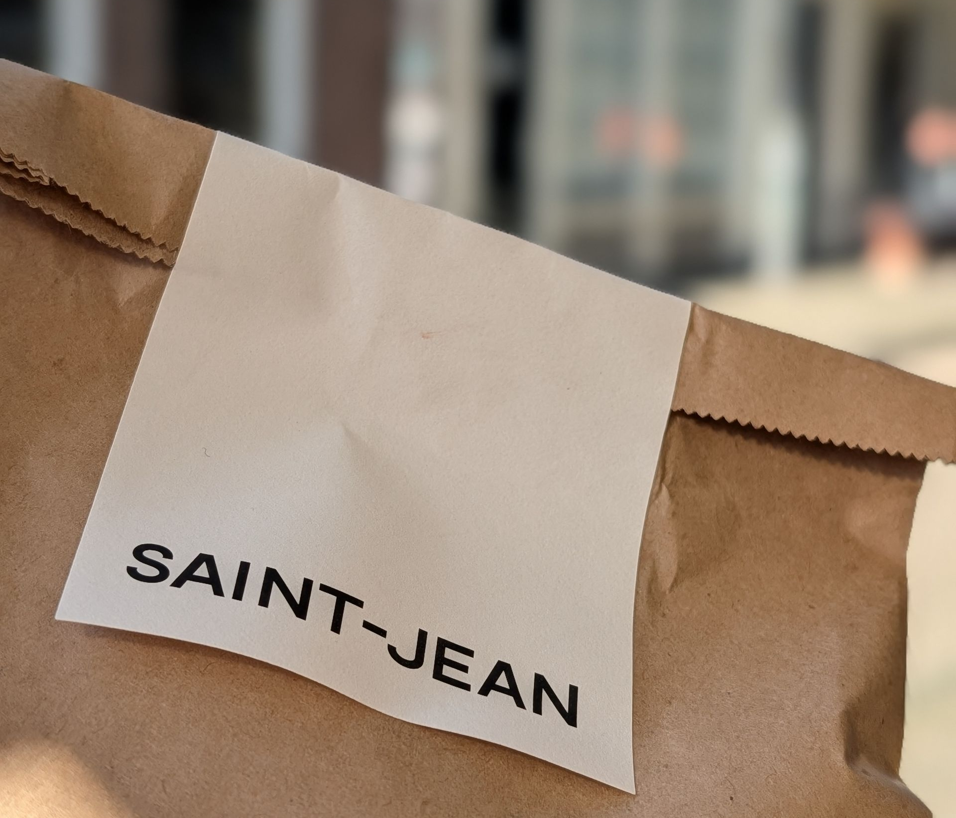 Einkaufstüte der Bäckerei Saint-Jean in Amsterdam.