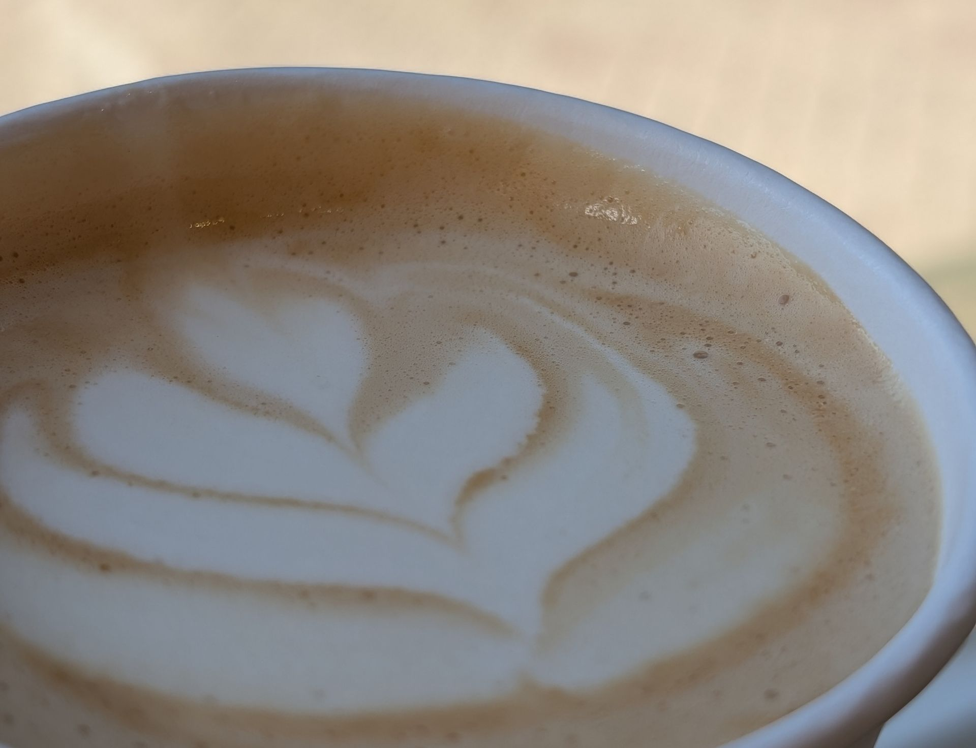 Plant based Pumkin Spiced Late mit einem Blatt im Kaffeeschaum.