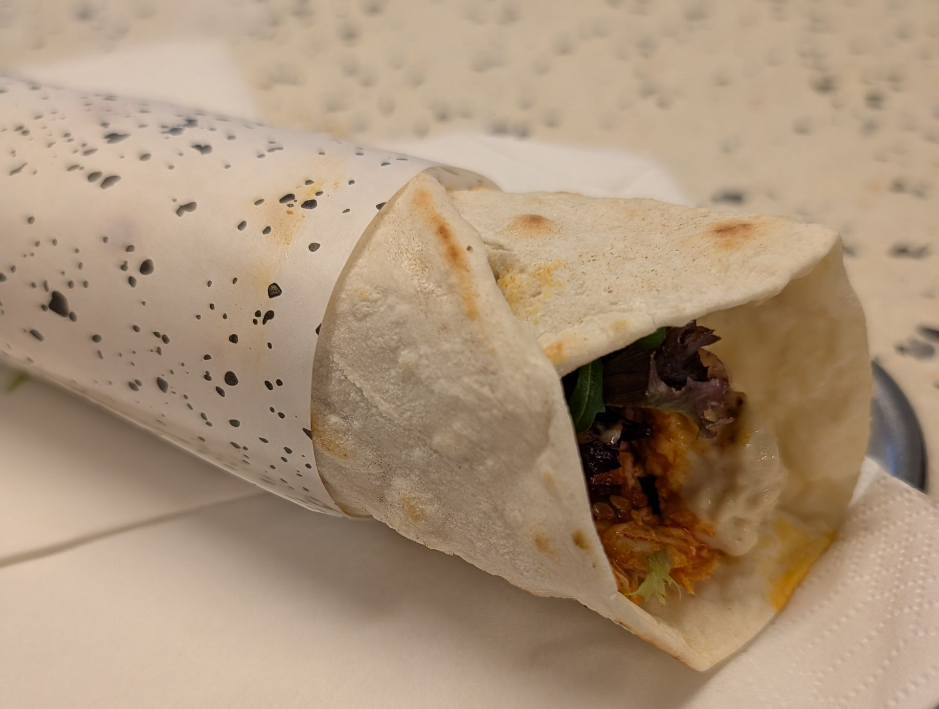 Libanesisches Fladenbrot gefüllt mit Hähnchen, Salat und Soße