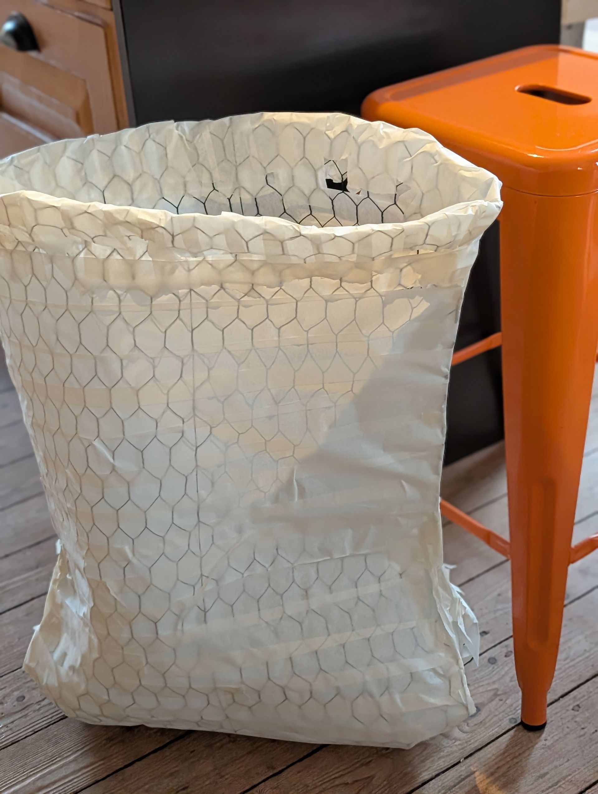 Kaninchendraht in der Form einer Bodenvase mit Küchenrolle umhüllt.
