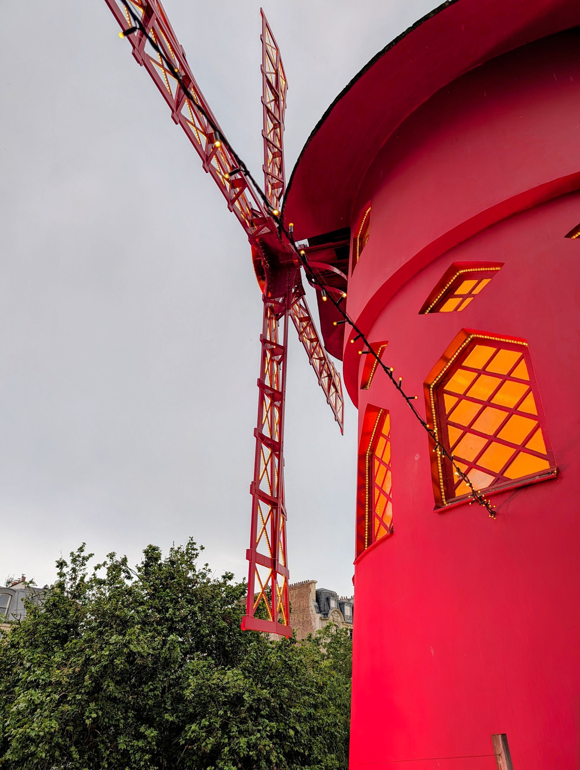 Die Windmühle vom Moulin Rouge.