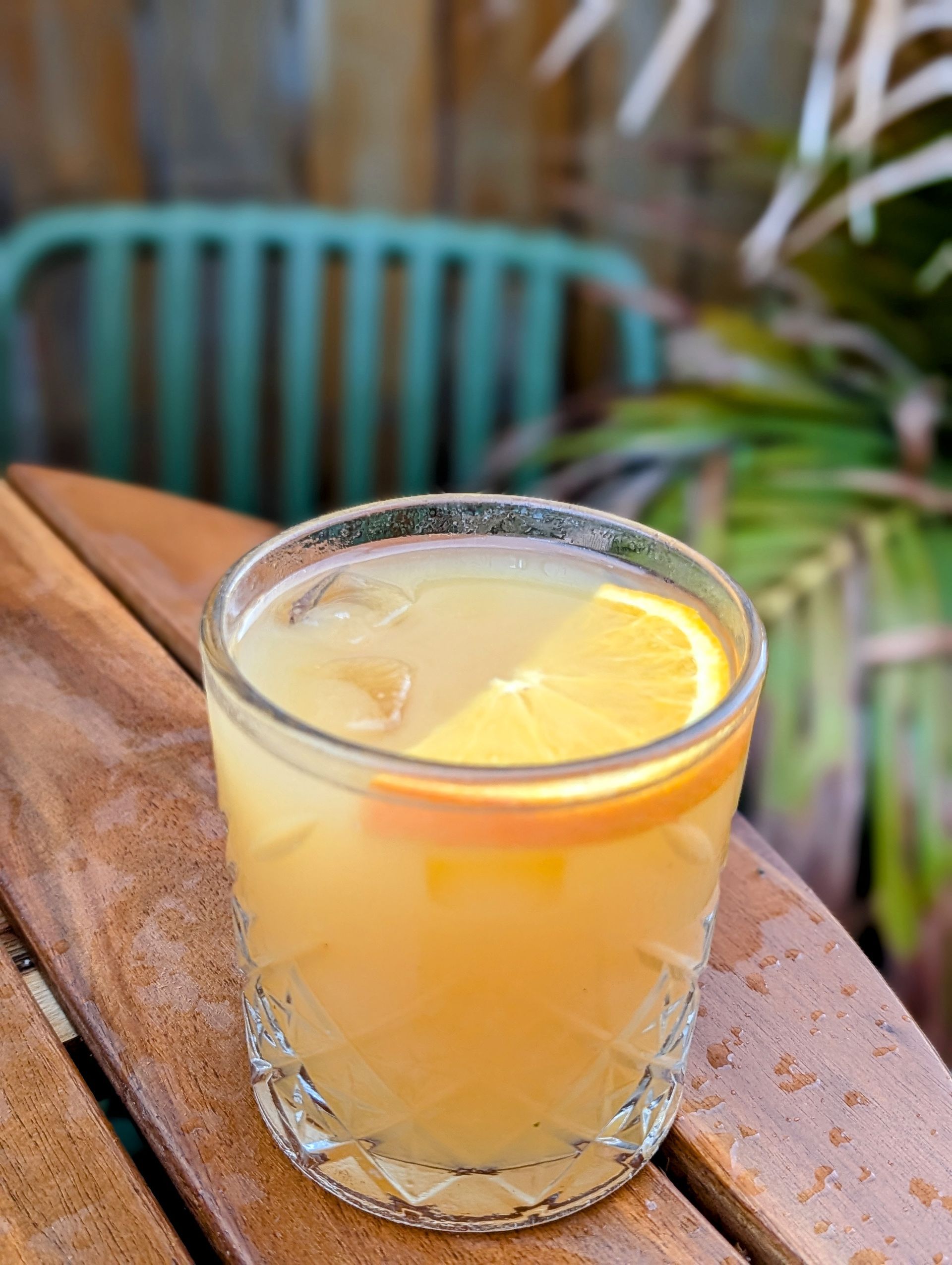 Cocktailglas auf einem Holztisch