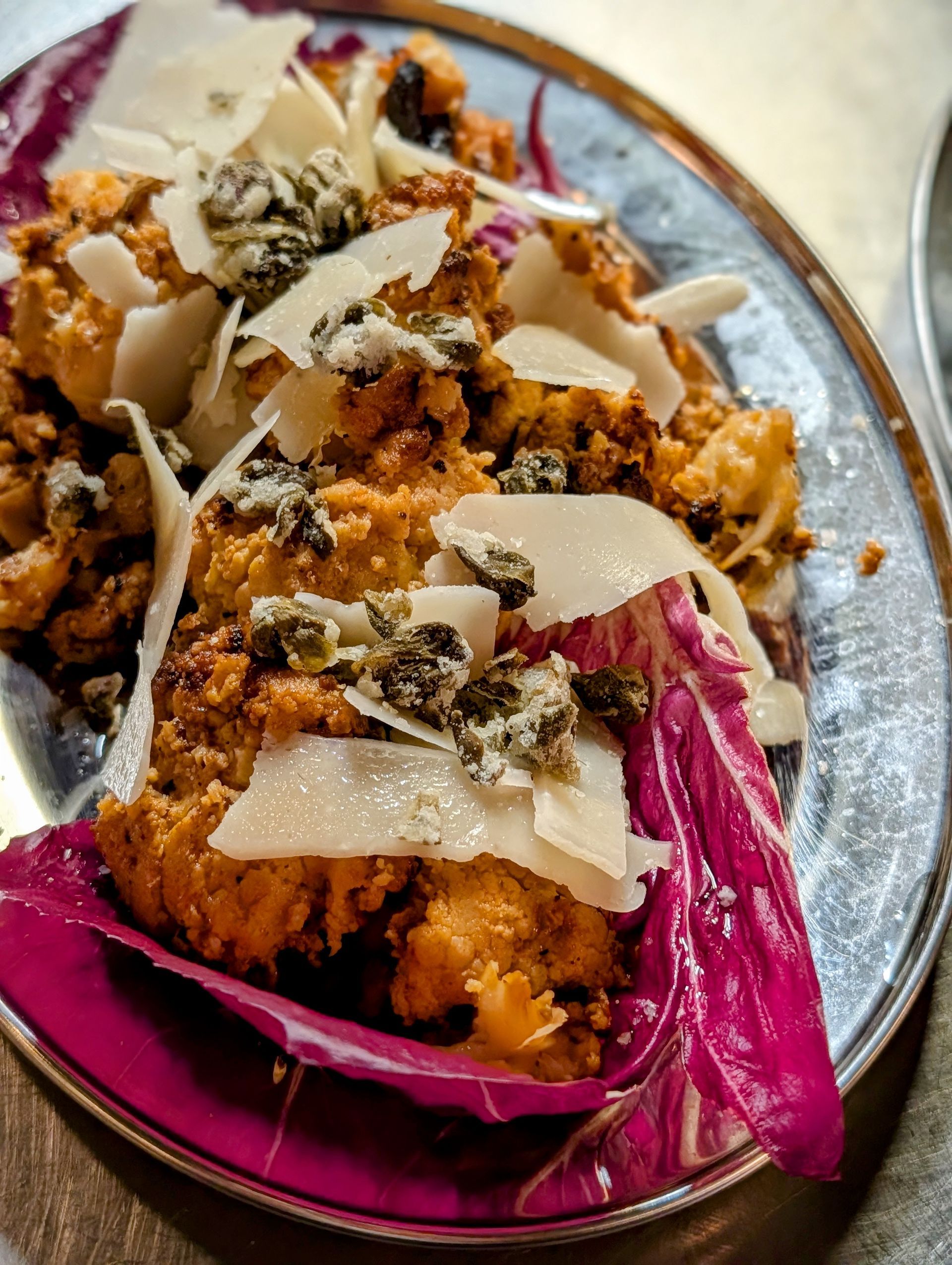 Gerösteter Blumenkohl mit Parmesanspähnen.