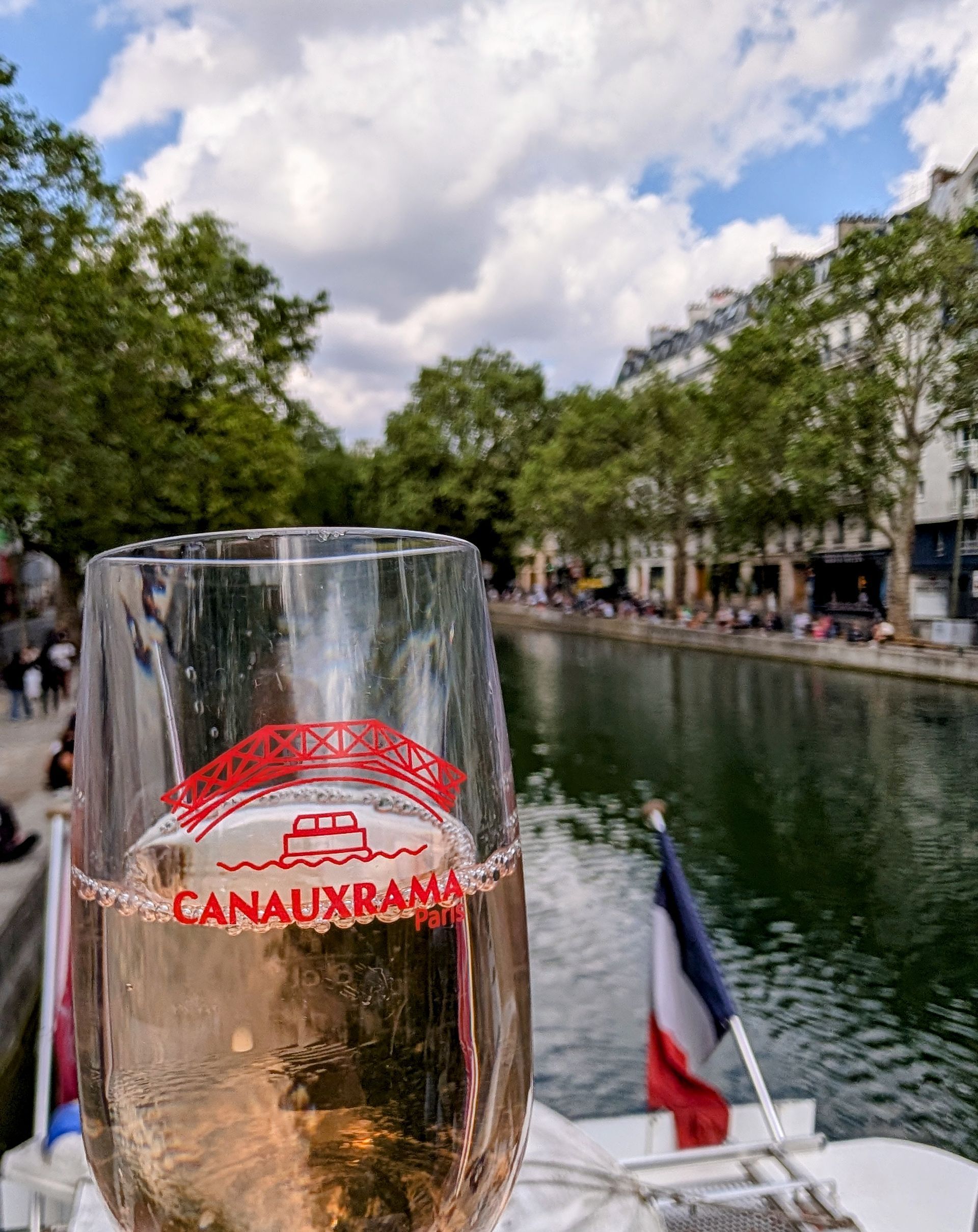 Roséglas mit Blick auf den Canal Saint Martin.