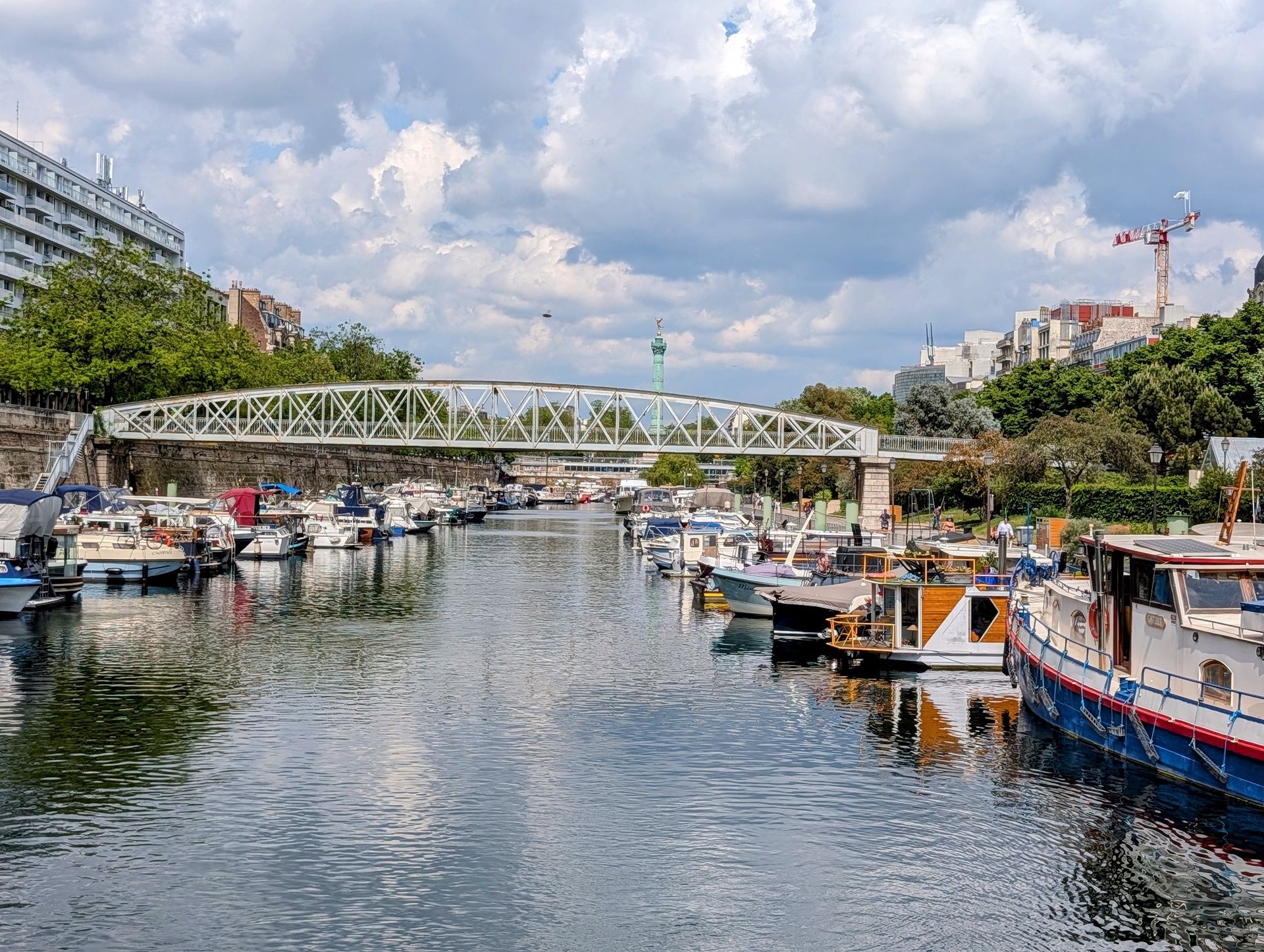 Pariser Hafen. Der Canal Saint Martin mit Booten an beiden Seiten.