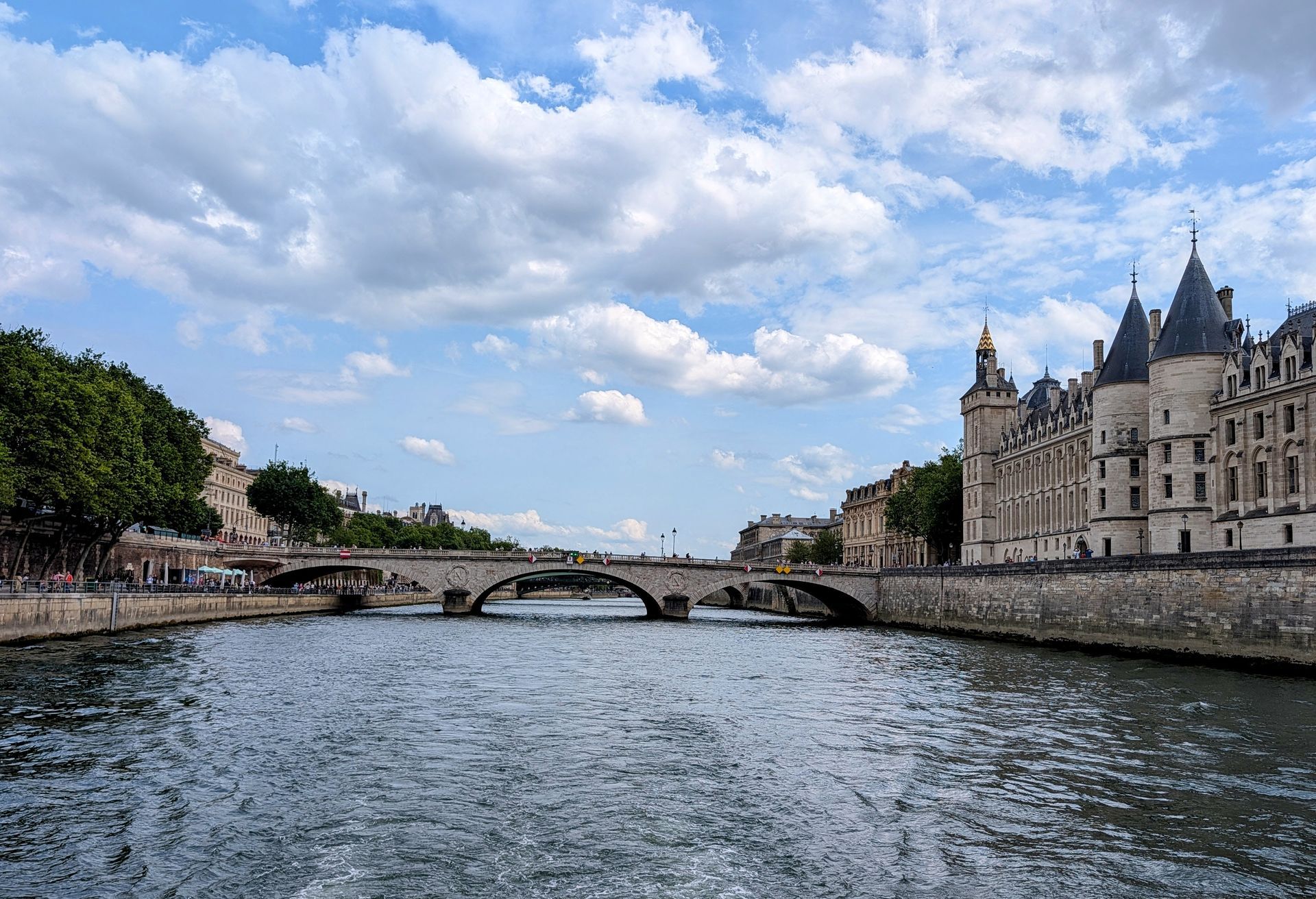 Die Seine mit Blick auf die Pont au Change und der Conciergerie.