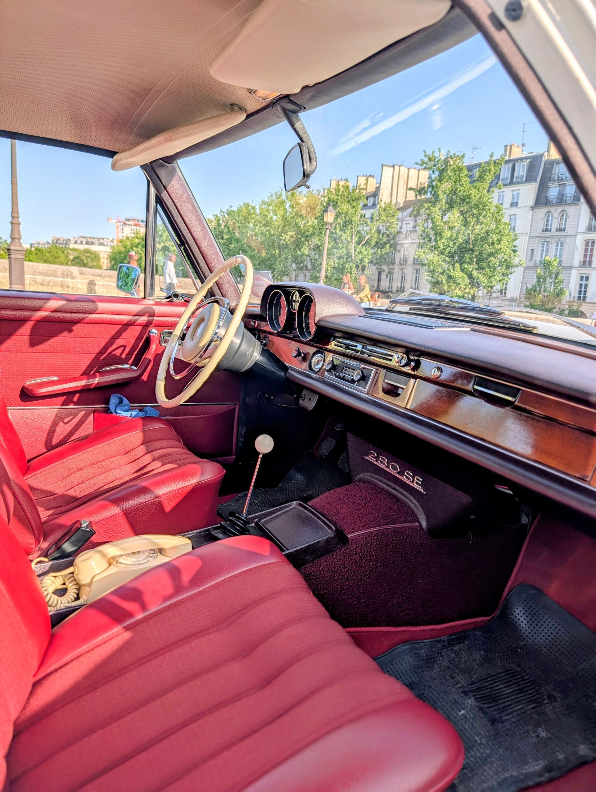 Der Innenraum eines Mercedes-Benz W108 mit roten Ledersittzen.