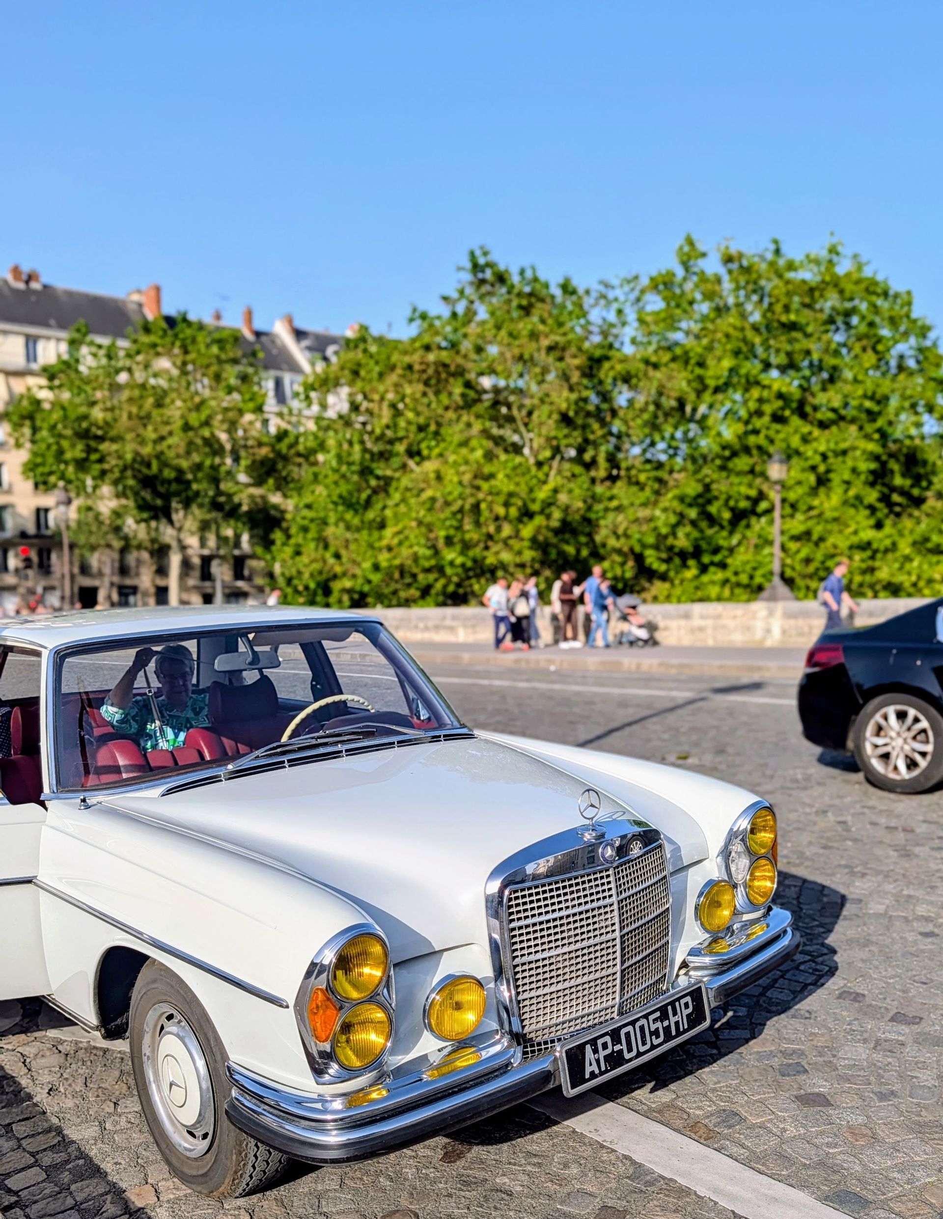 Ein weißer Mercedes- Benz W108 auf der Pont Marie in Paris.