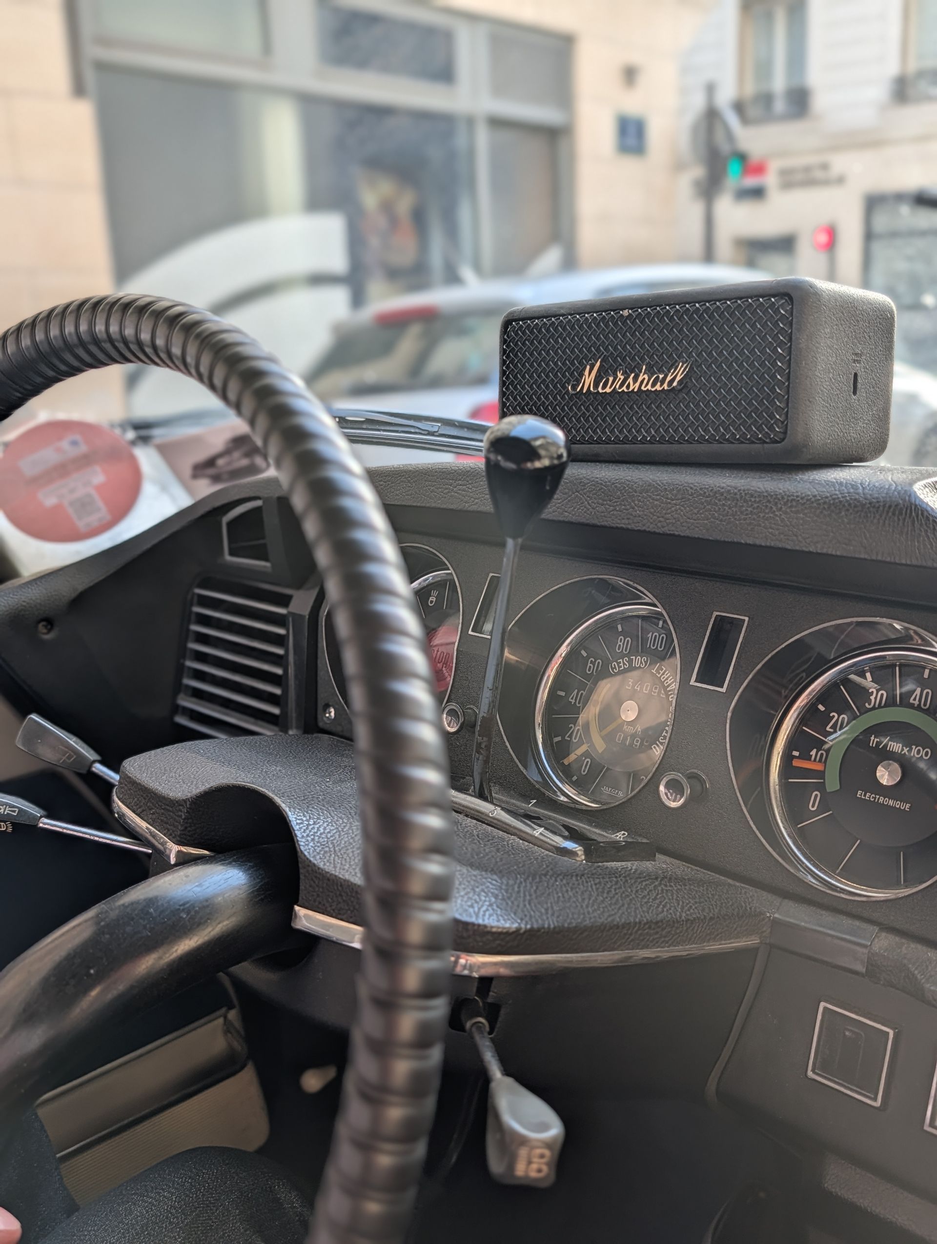 Innenraum eines Citroën DS21 mit einer Marshall-Box auf dem Armaturenbrett.