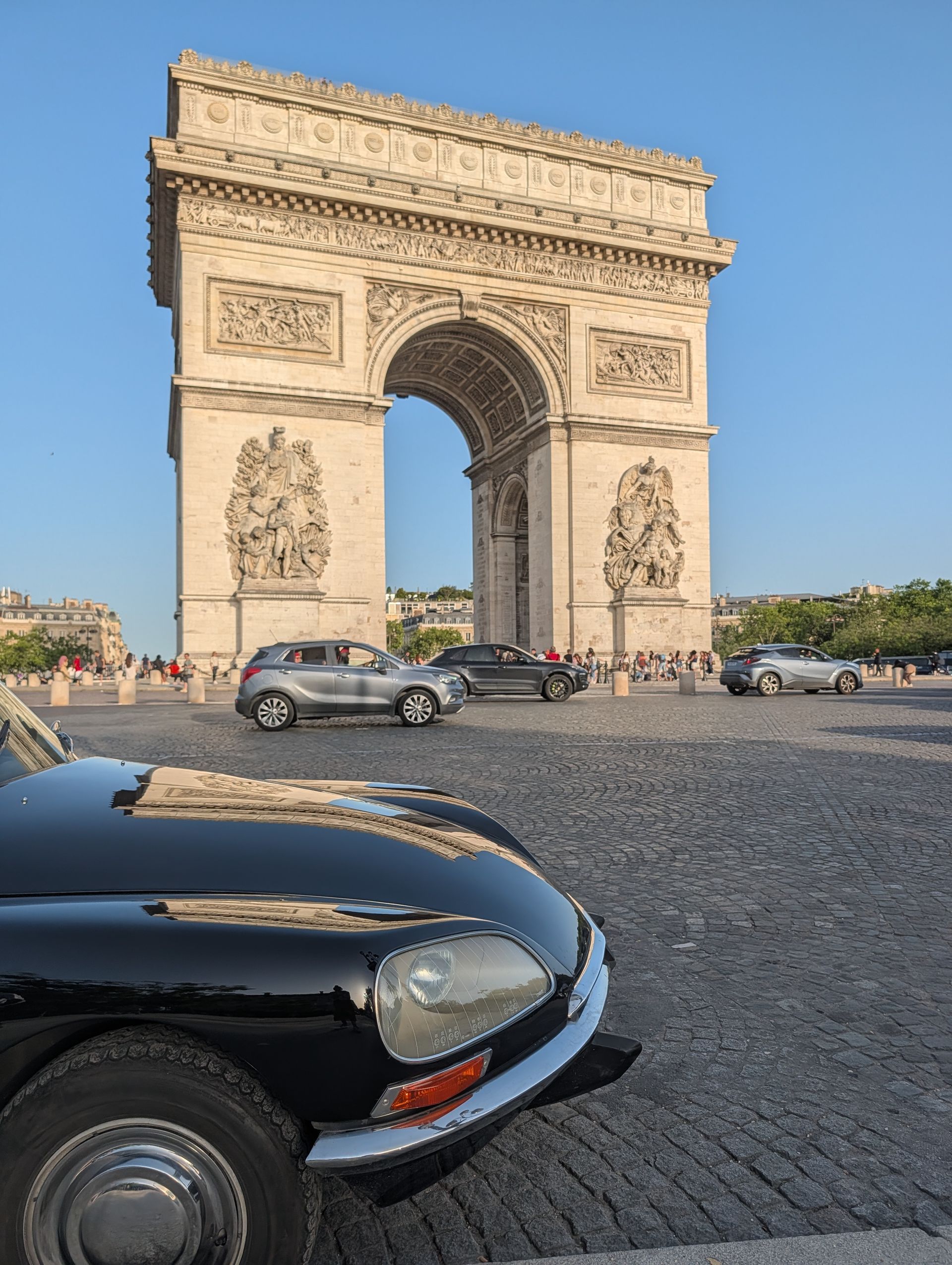 Citroën DS21 vor dem Arc de Triomphe.
