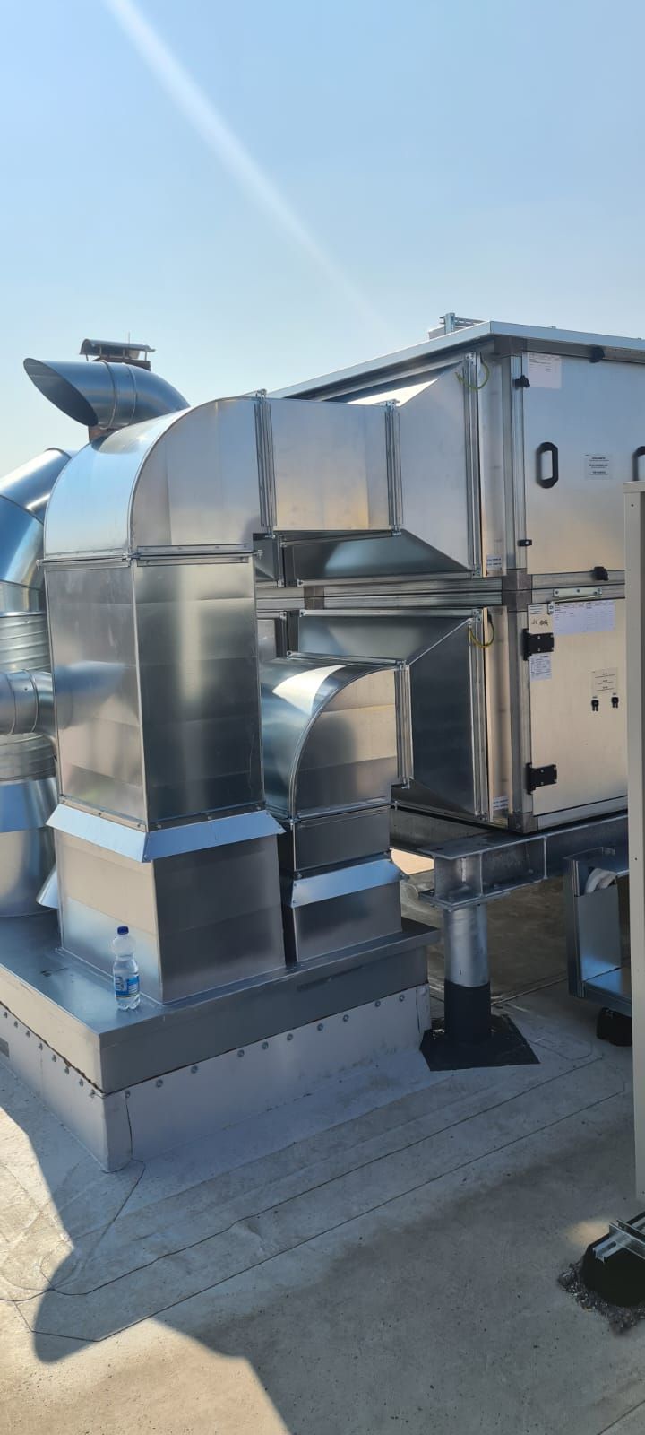 Techniker wartet Lüftungsanlage