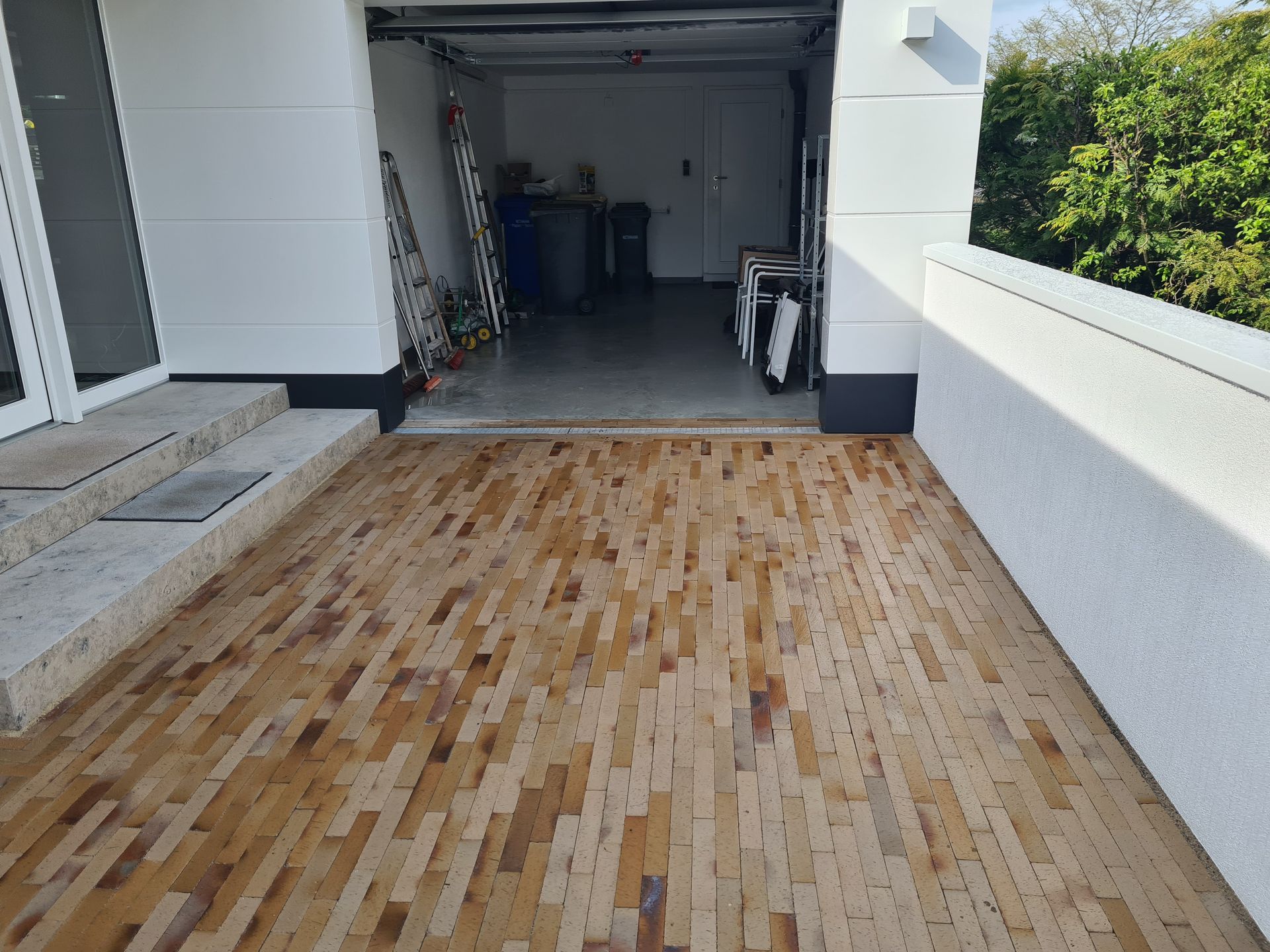 Ein gepflasterter Weg zur Garage