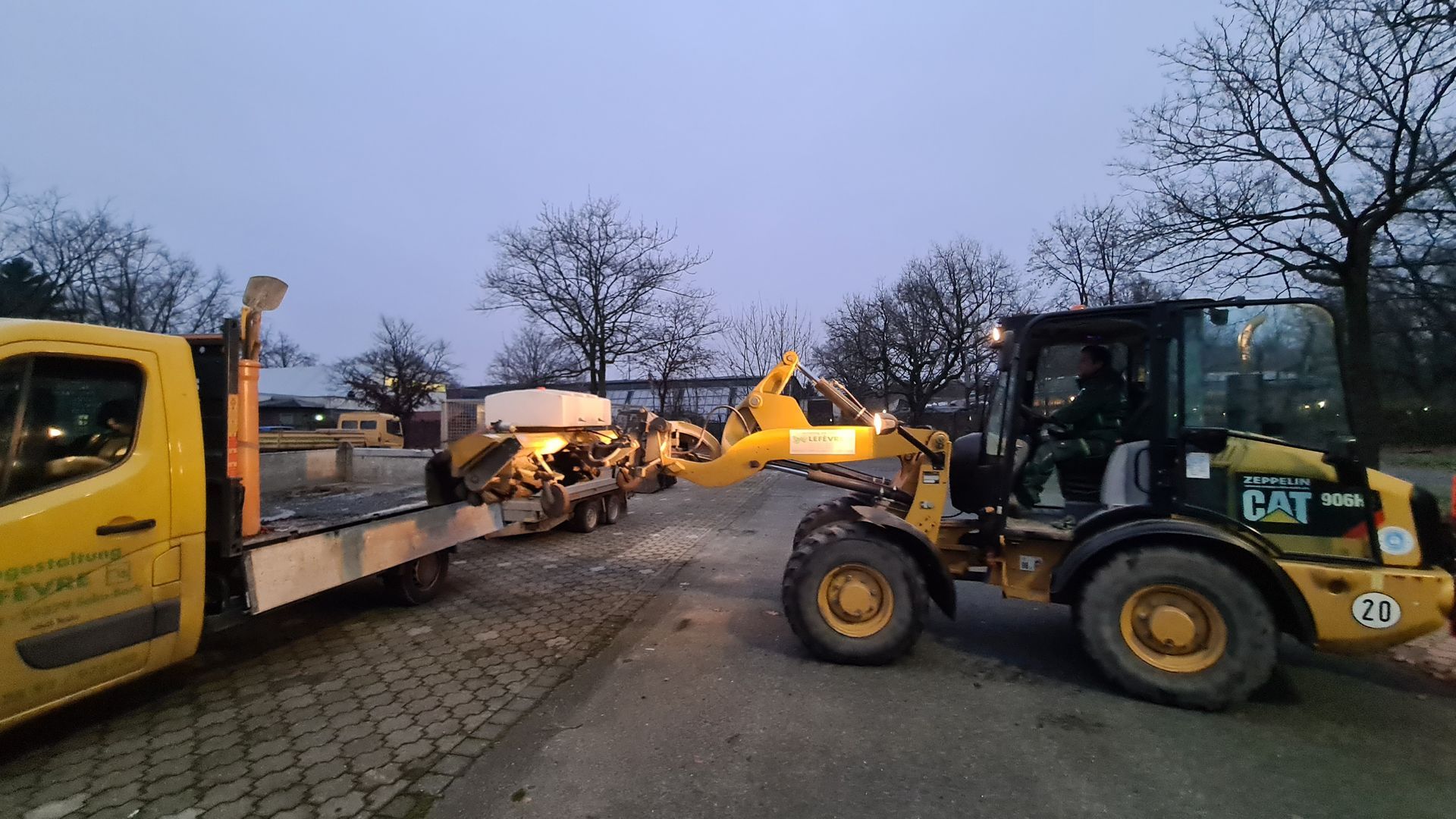 Ein gelber Lastwagen wird von einem gelben Traktor gezogen